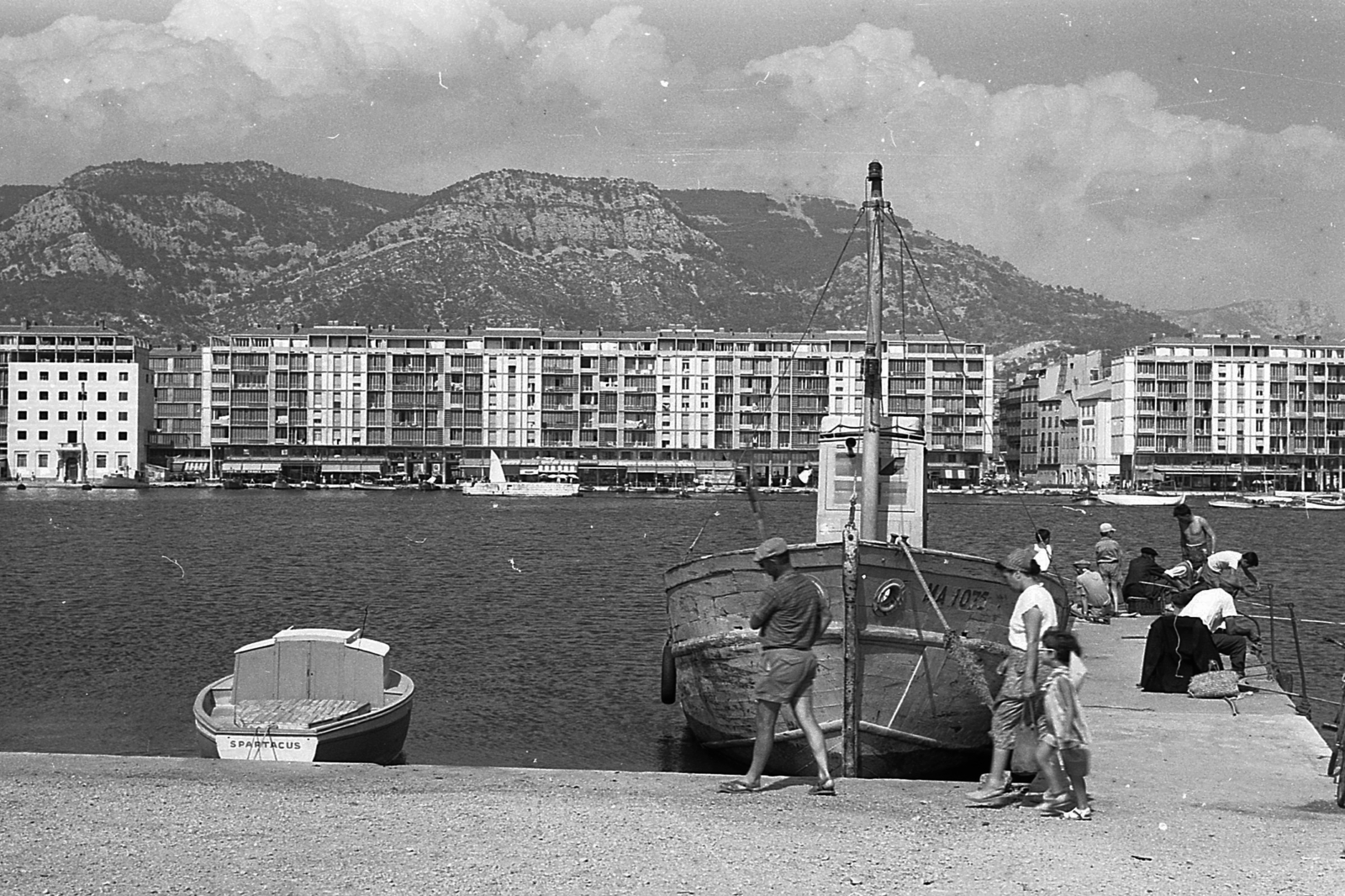 France, Toulon, a kikötő a Quai du Président Pierre Fournel felől a Quai Cronstadt felé nézve., 1958, Varga Péter, boat, hillside, modern architecture, rock, Fortepan #57991