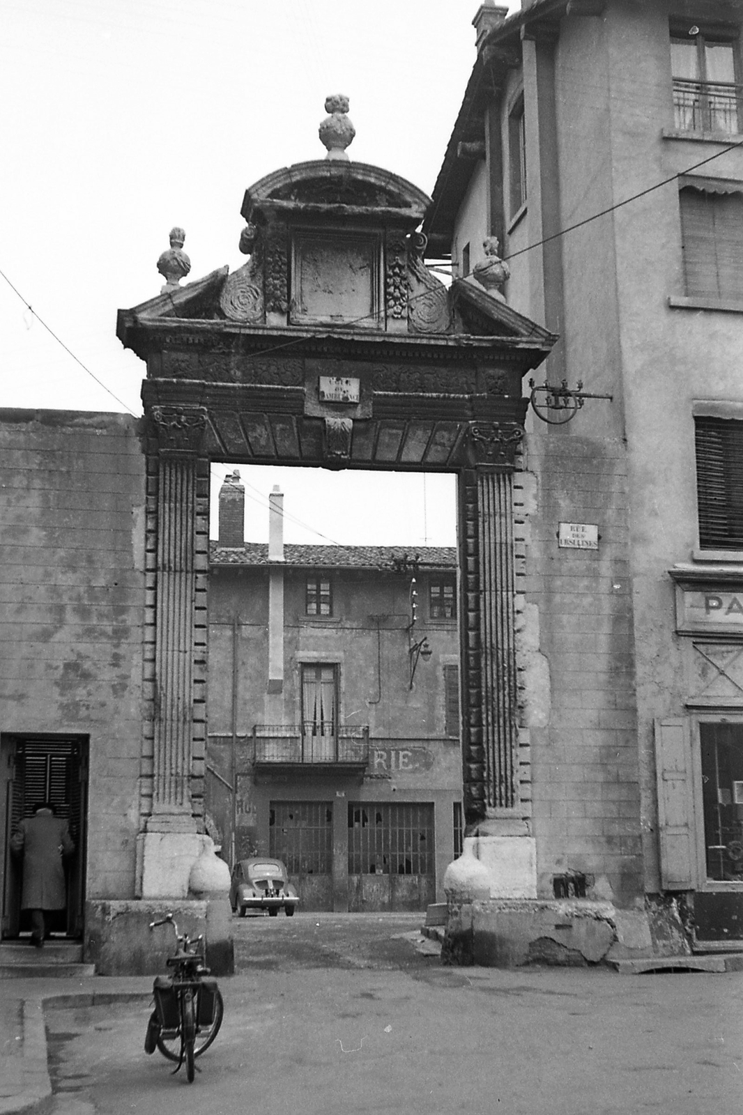 Franciaország, Vienne, a Rue des Ursulines 1. bejárata a Rue Victor Hugo felől nézve., 1959, Pierre Varga, Fortepan #57995