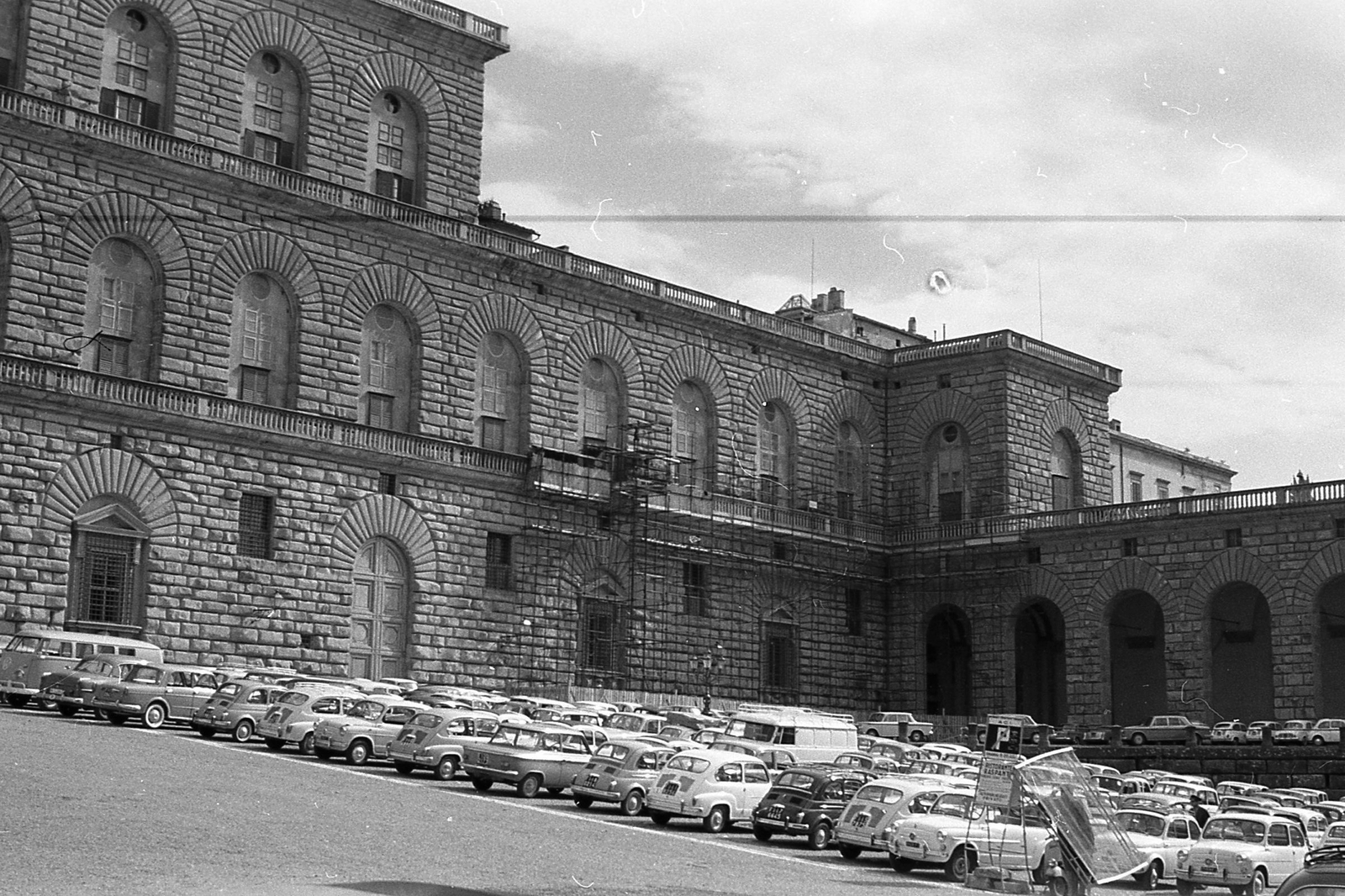 Olaszország, Firenze, Pitti palota (Palazzo Pitti)., 1963, Varga Péter, német gyártmány, Fiat-márka, Volkswagen-márka, olasz gyártmány, parkoló, múzeum, palota, automobil, Fiat 500, Fiat 1300/1500, Fiat 600, Volkswagen Typ2, Filippo Brunelleschi-terv, Bartolomeo Ammanati-terv, Fortepan #57996