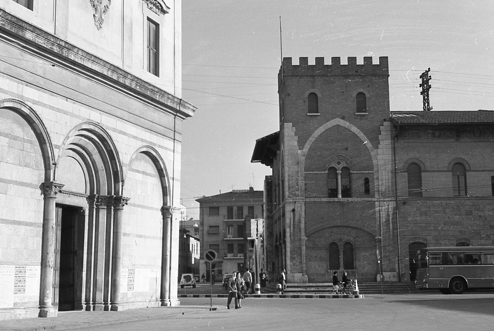 Olaszország, Pisa, Piazza Sant' Antonio, balra a Szent Antal apátság temploma, szemben a Trammino (Pisa-Tirrenia-Livorno vasútvonal) végállomása., 1963, Pierre Varga, Fortepan #58001