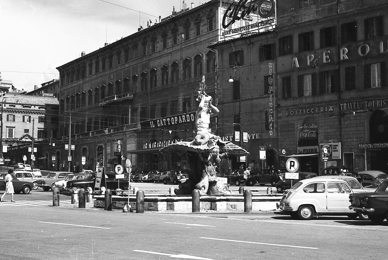 Italy, Rome, Piazza Barberini, előtérben a Triton szökőkút (Bernini, 1643.)., 1963, Varga Péter, fountain, Fortepan #58009