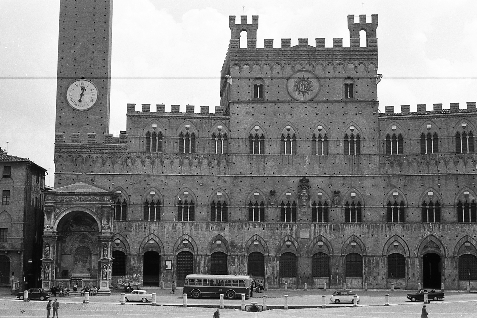 Olaszország, Siena, Piazza del Campo, szemben a Palazzo Pubblico., 1963, Varga Péter, autóbusz, torony, toronyóra, Fortepan #58012