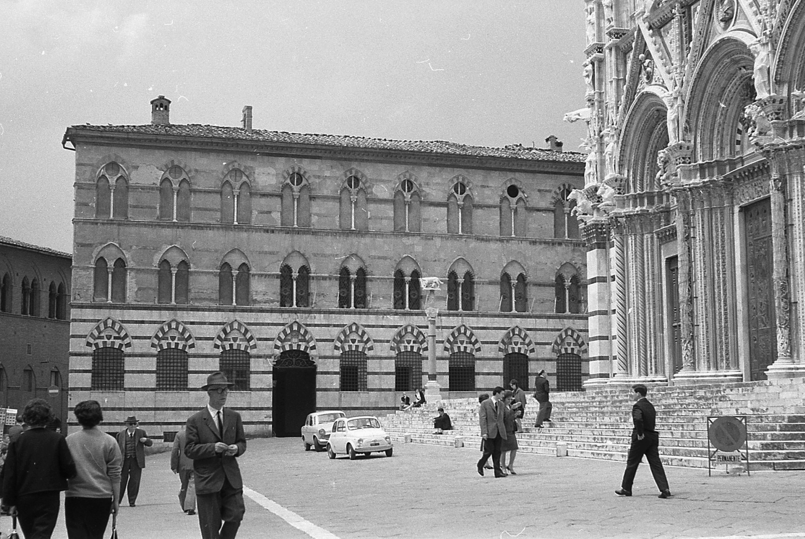 Olaszország, Siena, Piazza del Duomo, jobbra a Dóm., 1963, Varga Péter, templom, Fortepan #58013