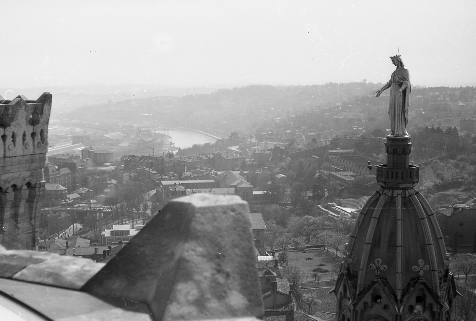 France, Lyon, kilátás a városra a Notre-Dame de Fourvière bazilika tornyából., 1958, Pierre Varga, building statue, Fortepan #58015