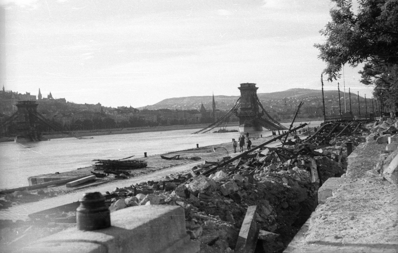 Magyarország, Budapest V., a Széchenyi Lánchíd a Vigadó térről nézve., 1945, Fortepan, híd, látkép, hídroncs, rom, Duna, Budapest, függőhíd, William Tierney Clark-terv, Fortepan #5802