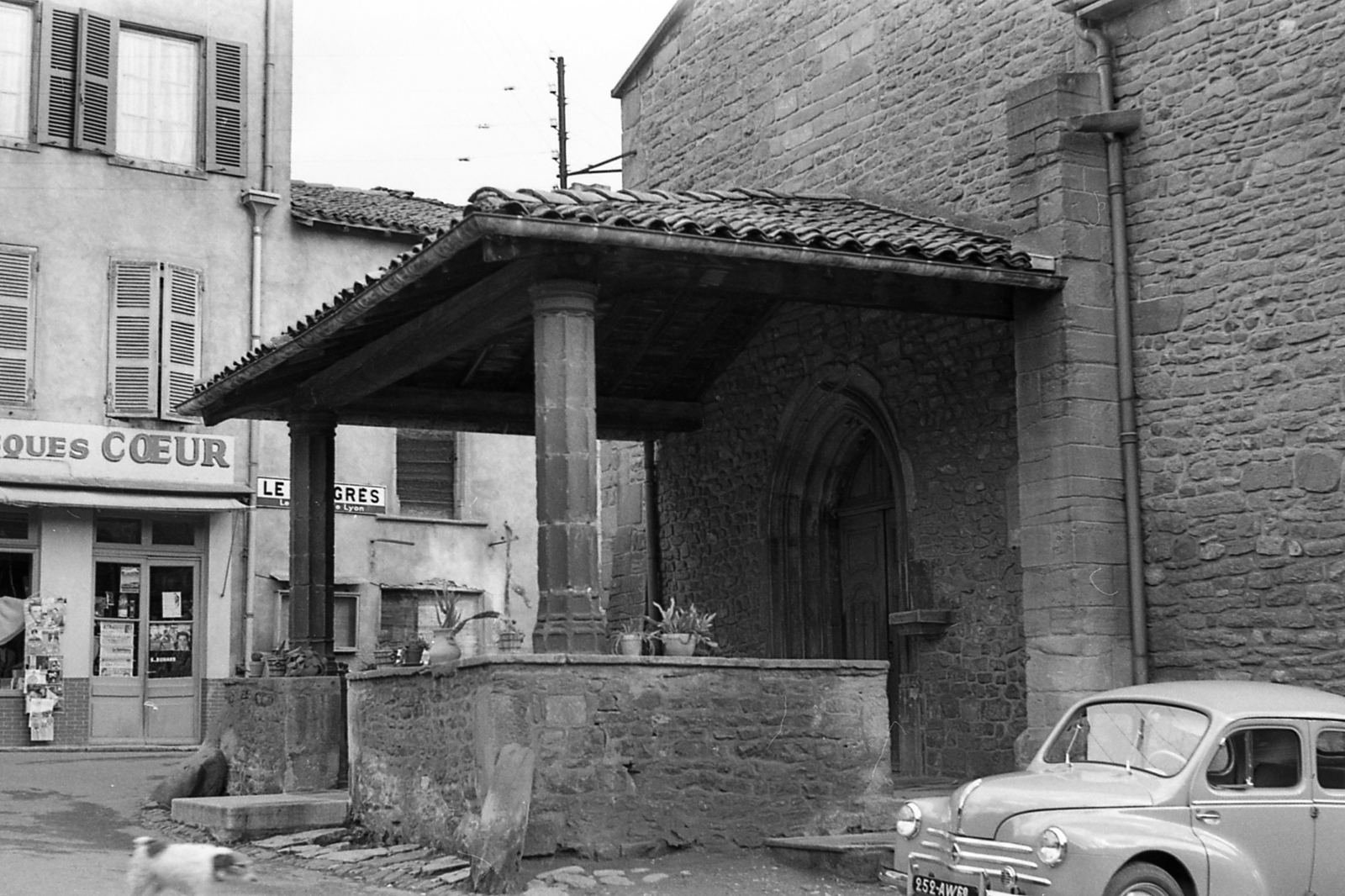 France, Chessy-les-Mines, Place de l'Église, a katolikus templom bejárata., 1960, Pierre Varga, Fortepan #58026