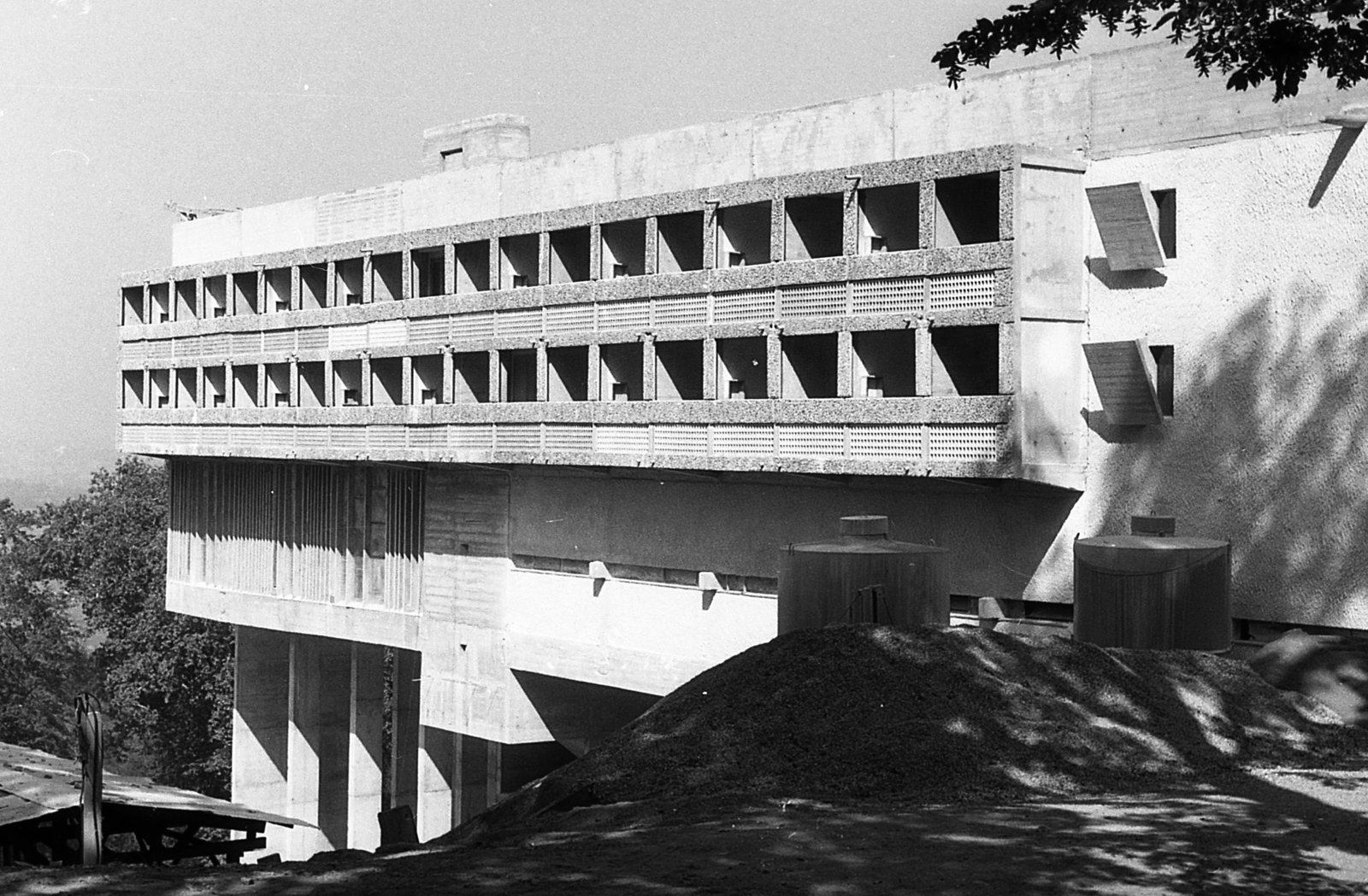 France, Éveux, domonkos kolostor (Couvent Sainte-Marie de La Tourette). Építészek: Le Corbusier, Iannis Xenakis, André Wogenscky és Pierre Jeanneret., 1960, Pierre Varga, modern architecture, monastery, World Heritage, Dominican Order, Le Corbusier-design, Iannis Xenakis-design, André Wogenscky-design, Pierre Jeanneret-design, Fortepan #58029