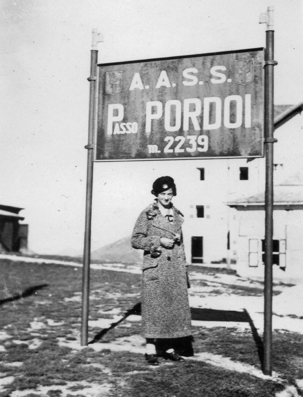 Italy, Dolomiti, Pordoi-hágó., 1935, Fortepan/Album055, portrait, lady, coat, double-breasted coat, Fortepan #58036