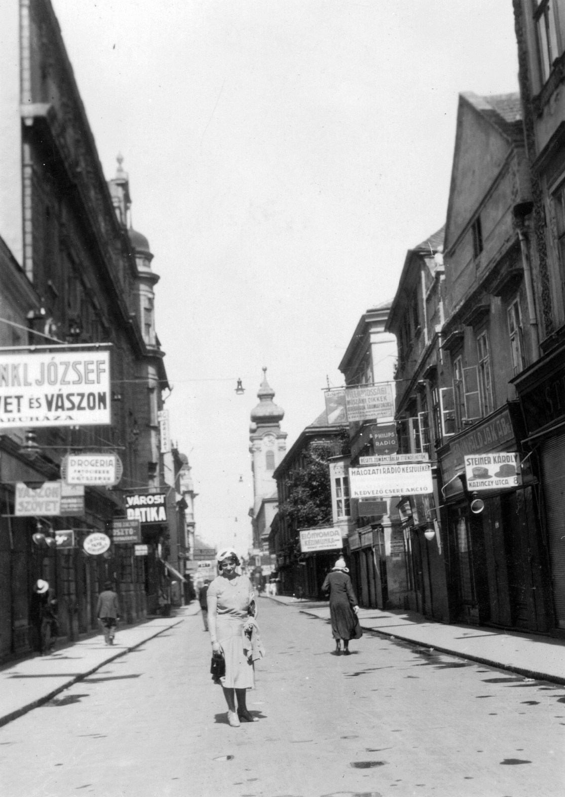 Magyarország, Győr, Kazinczy utca a Bécsi kapu (Erzsébet) tér felől a Széchenyi tér felé nézve., 1935, Fortepan/Album068, portré, cégtábla, utcakép, retikül, hölgy, nyári ruha, Fortepan #58056