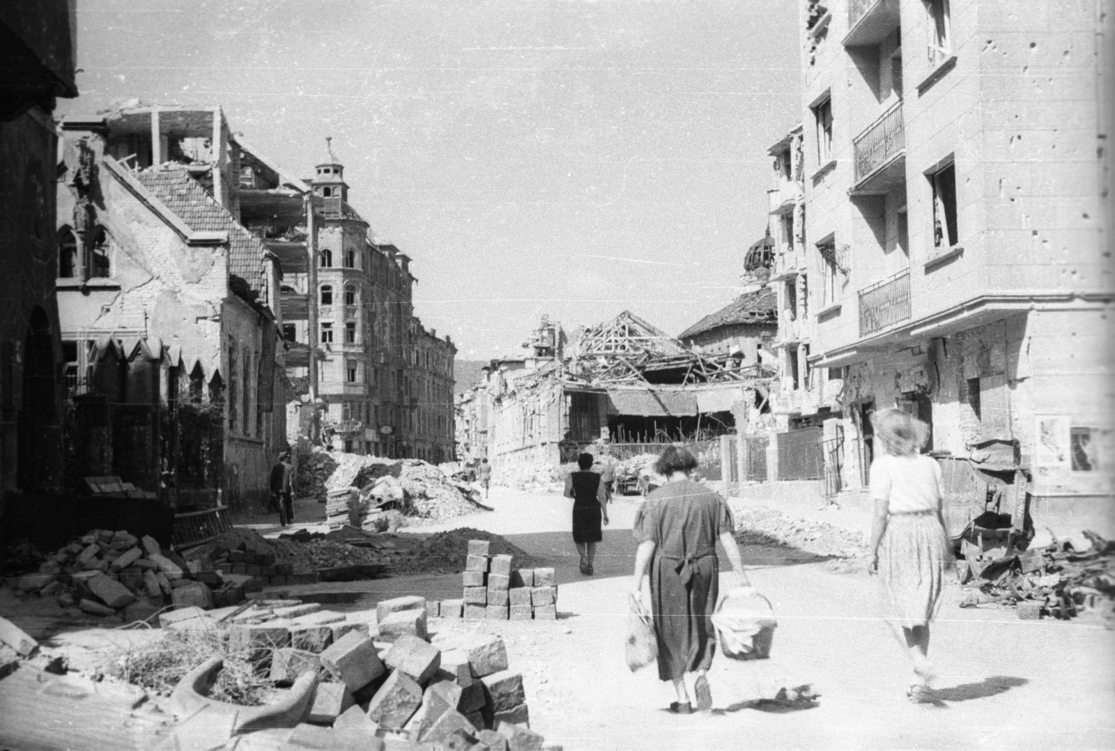 Hungary, Budapest I., Hattyú utca a Széna tér felé nézve, balra a Fiáth János utca torkolata., 1945, Fortepan, ruins, damaged building, Budapest, women, bullet hole, basket, Fortepan #5806