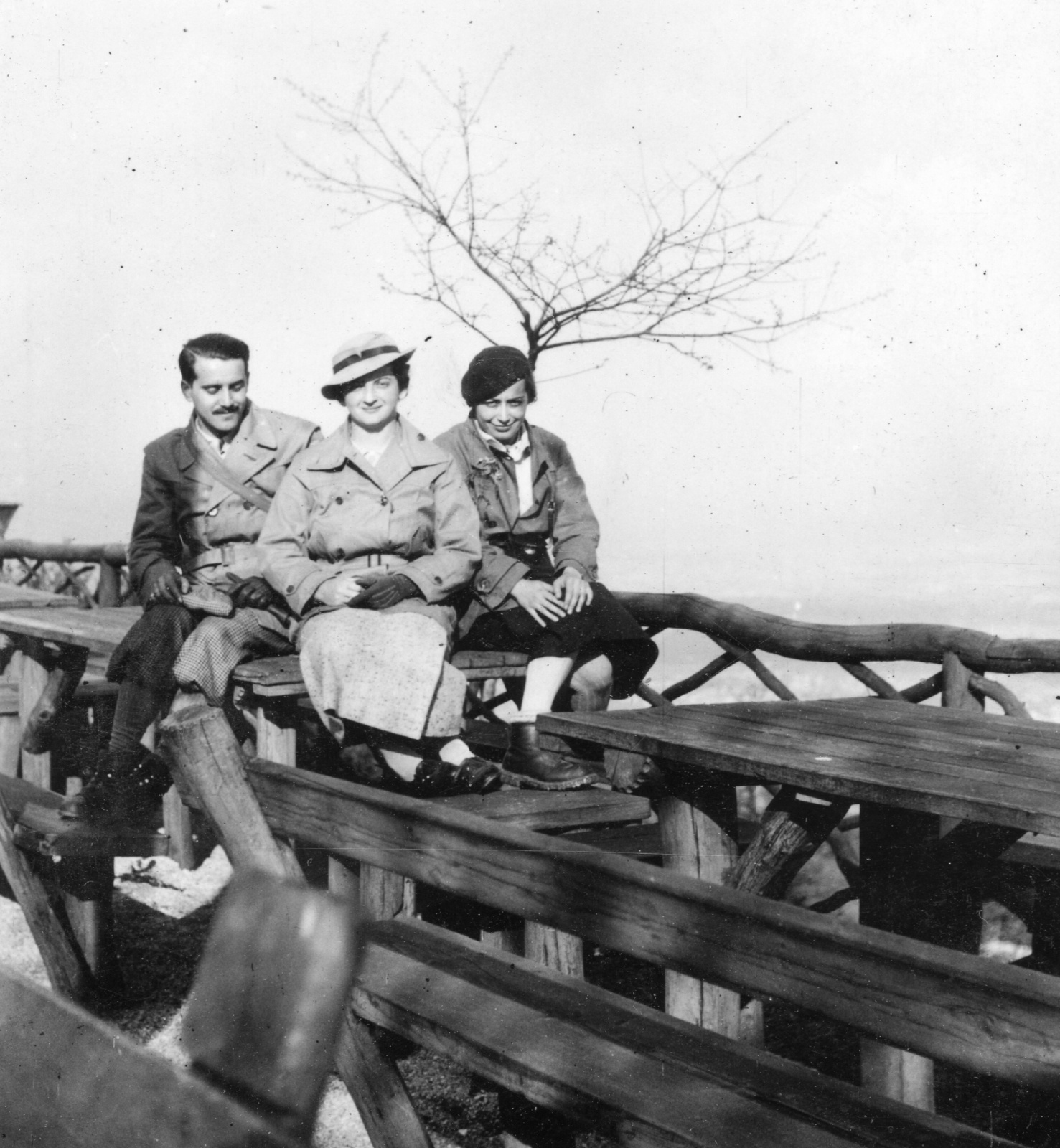 Magyarország, Budapest III., a Hármashatárhegyi turistaház terasza., 1935, Fortepan/Album080, Budapest, asztalon ülni, Fortepan #58068