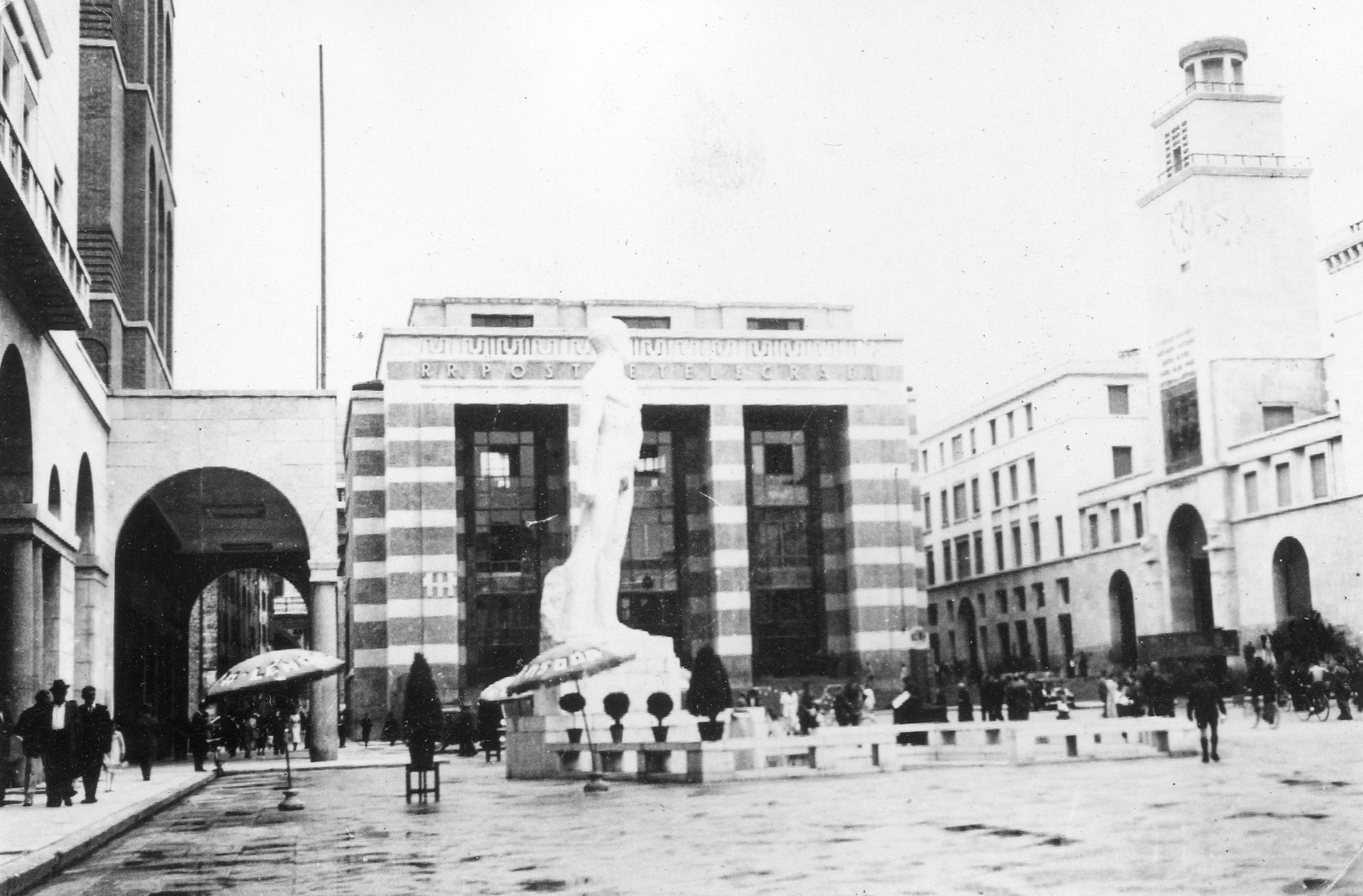 Italy, Brescia, Piazza della Vittoria, az Era fascista ("Bigio") című szobor (Arturo Dazzi, 1932.)., 1935, Fortepan #58078