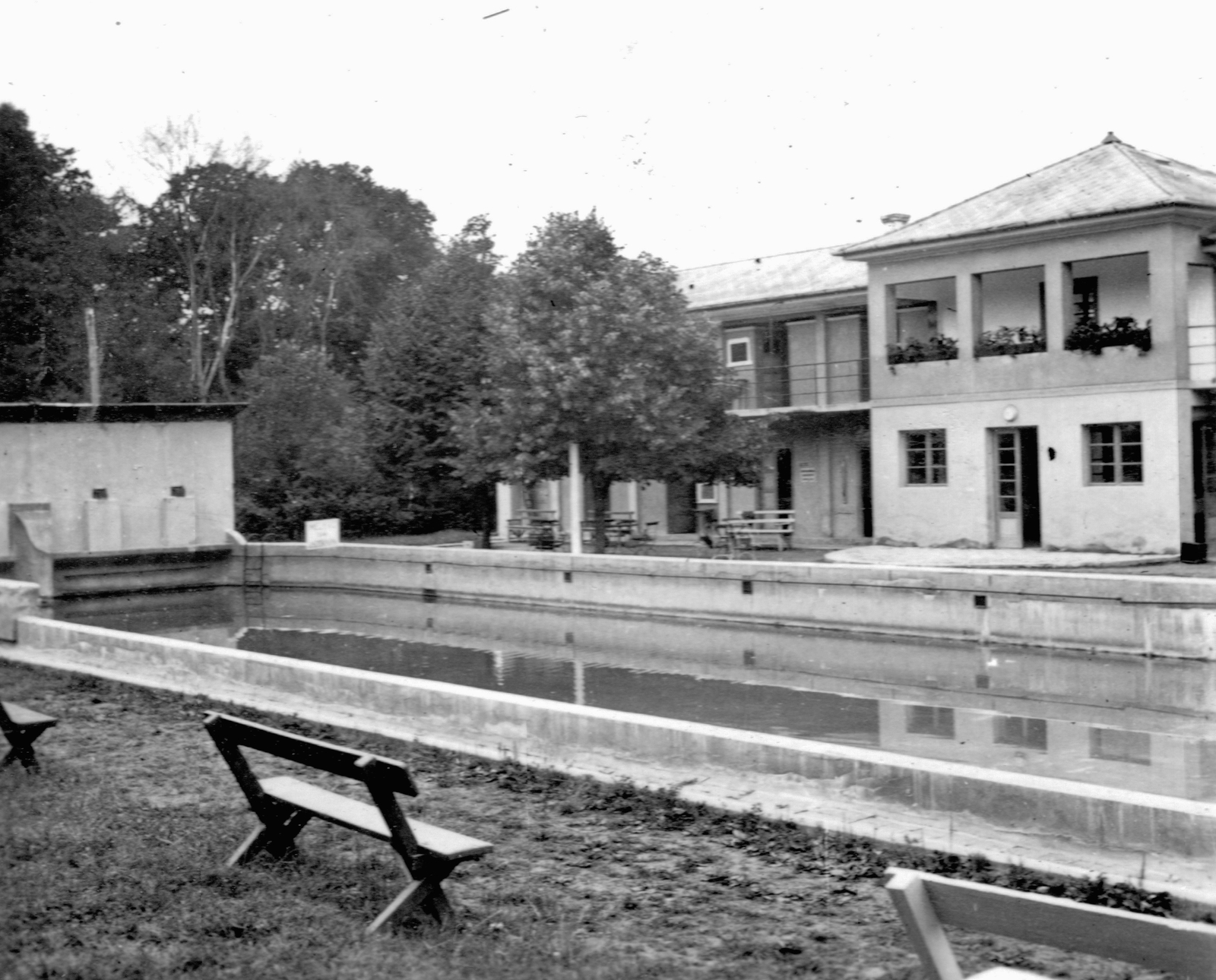 Romania,Transylvania, Sînmartin, Püspökfürdő, strand., 1943, Gyöngyi, bench, Fortepan #58097