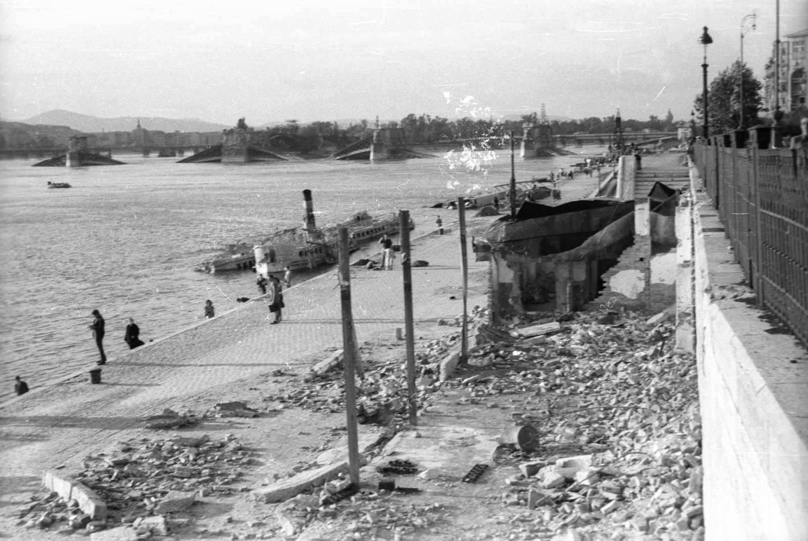 Hungary, Budapest, Margit híd a pesti rakpartról., 1945, Fortepan, ship, wreck, wrecked bridge, ruins, steamboat, Fortepan #5810