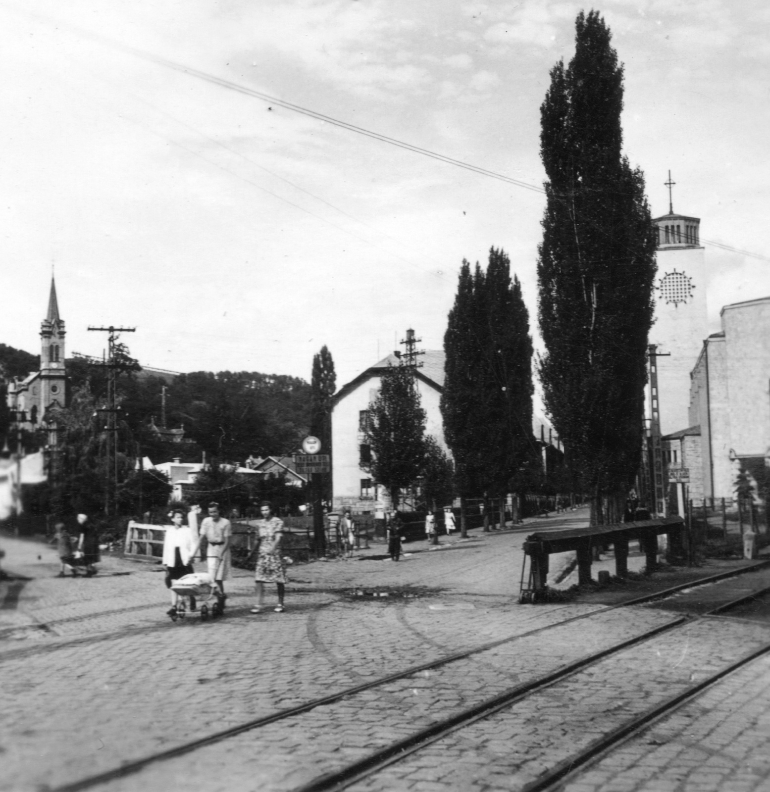 Hungary, Salgótarján, Rákóczi út, az Acélgyári út elágazása, balra az evangélikus templom, jobbra a modern ferencrendi templom., 1948, Gyöngyi, church, romanesque revival architect, Franciscans, Pál Szontágh-design, Jakab Szvoboga-design, Fortepan #58100