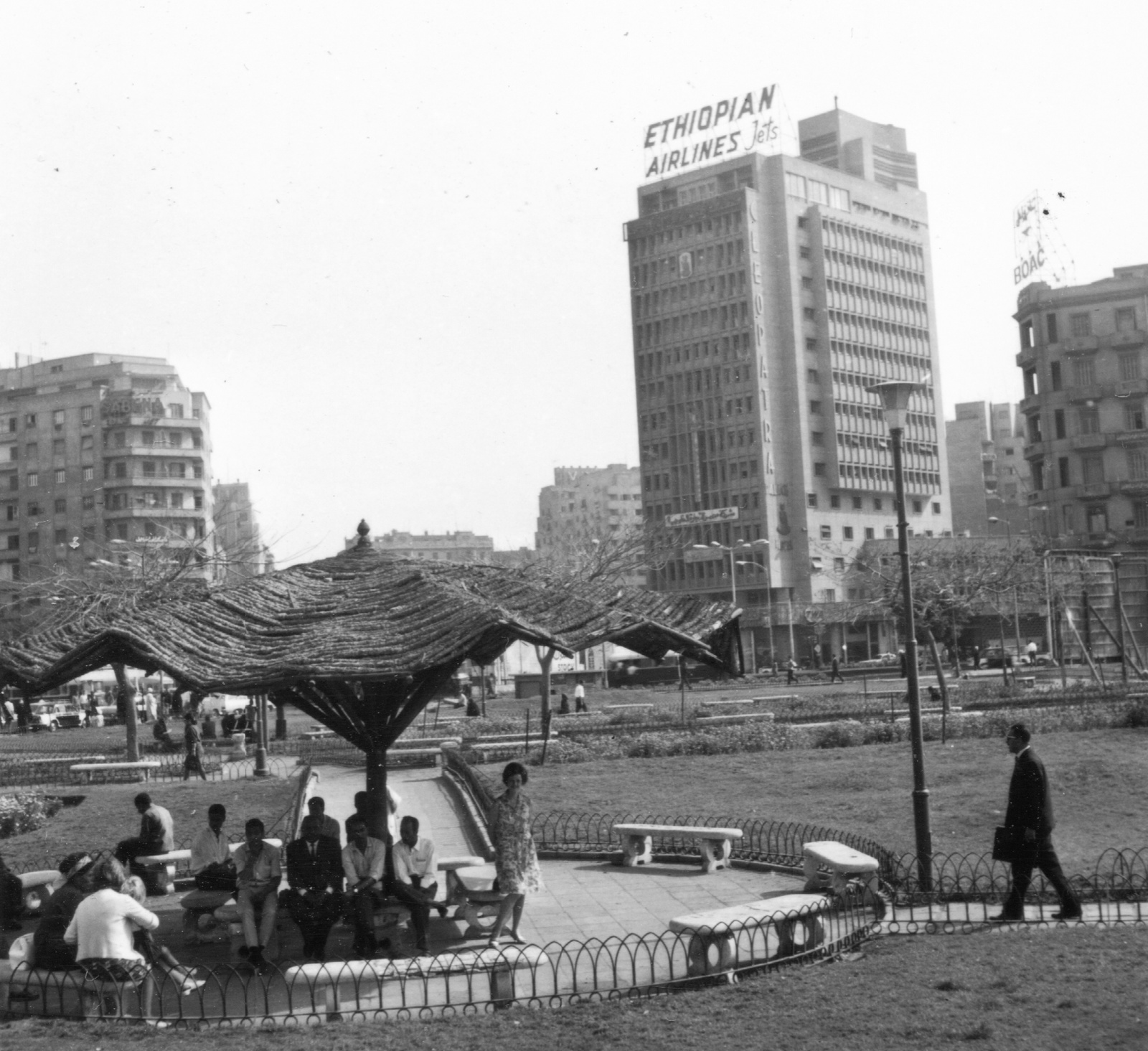 Egypt, Cairo, a Tahrir tér északi vége, szemben a a Cleopatra hotel., 1969, Gyöngyi, hotel, Fortepan #58103