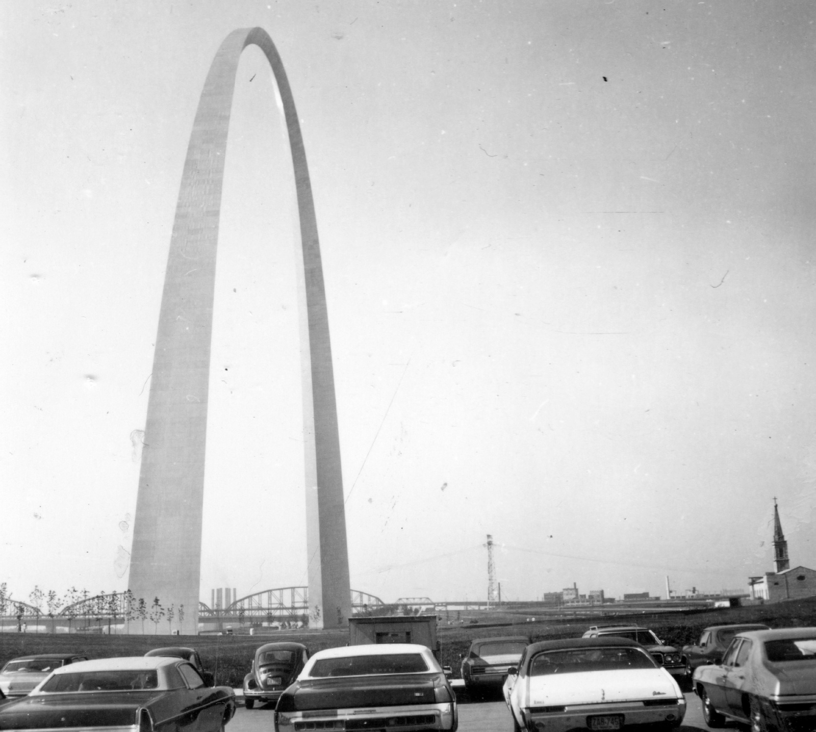 USA,State of Missouri, St. Luis, "Gateway Arch" emlékmű., 1973, Gyöngyi, Gerrman brand, monument, automobile, Volkswagen Beetle, triumphal arch, modern architecture, steel structure, Eero Saarinen-design, Fortepan #58106