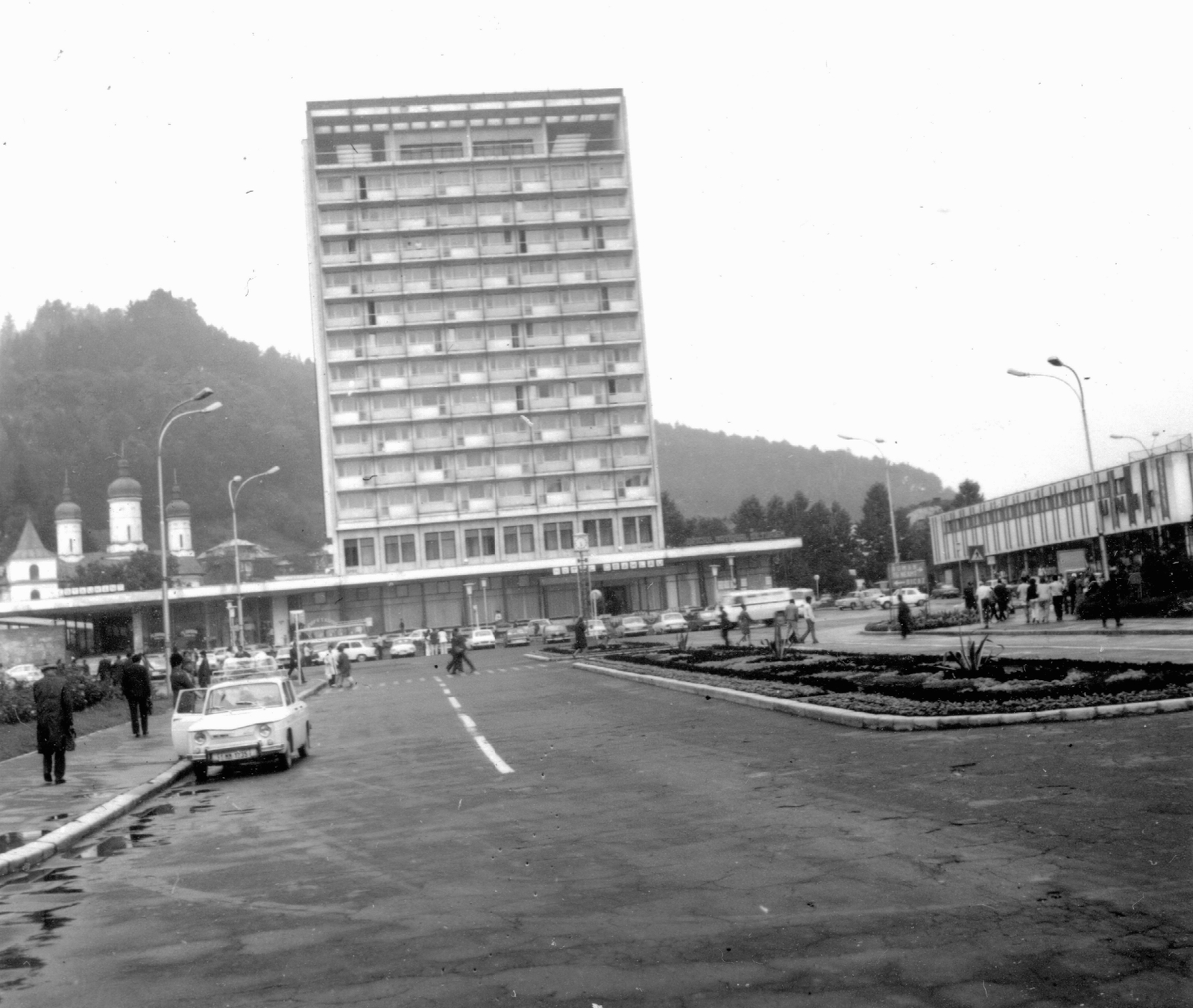 Romania, Piatra Neamț, Bulevardul Mihai Eminescu, szemben a Hotel Ceahlau., 1974, Gyöngyi, hotel, Renault-brand, lamp post, automobile, Eastern Orthodox Church, Fortepan #58108