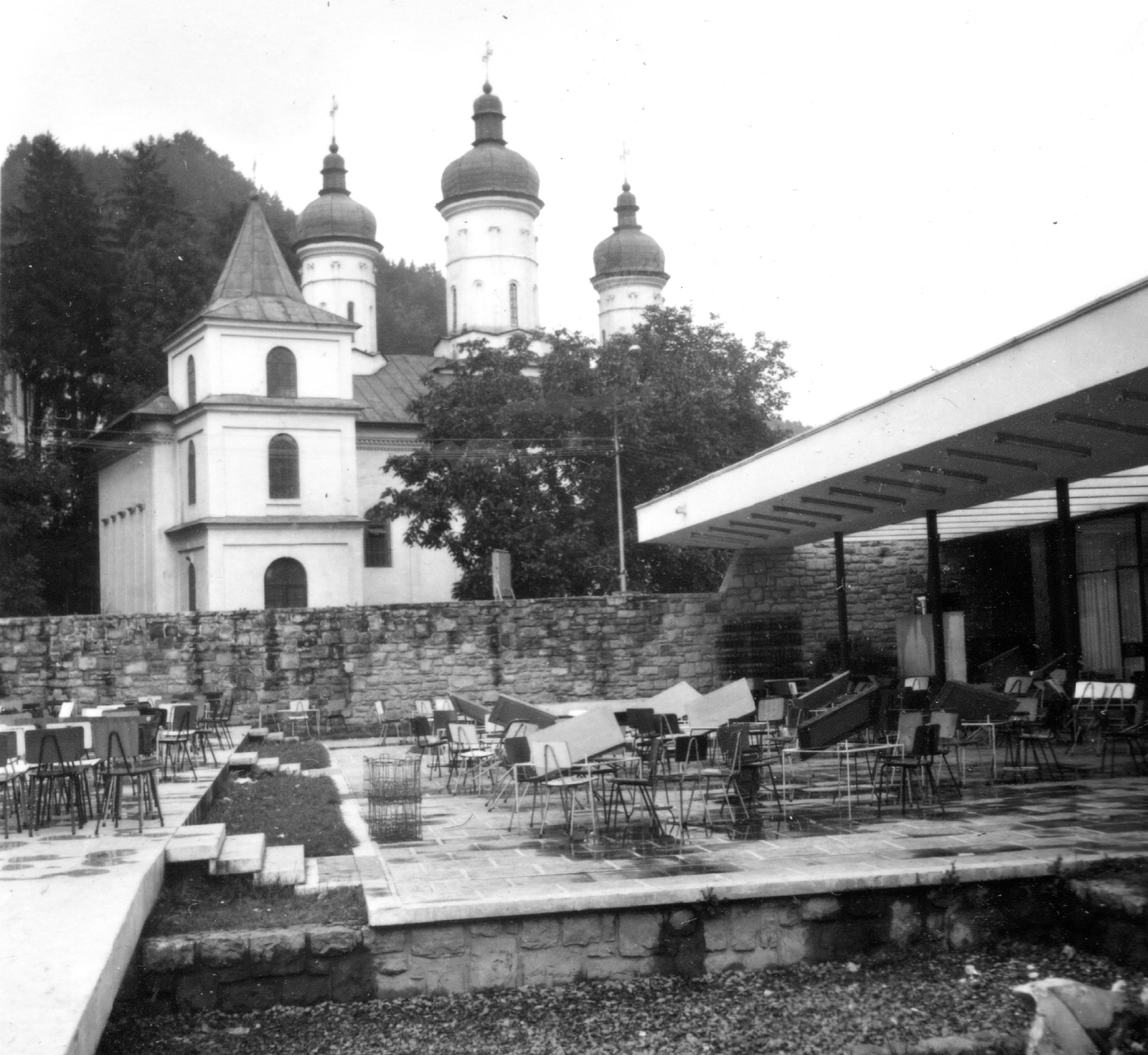 Romania, Piatra Neamț, a Hotel Ceahlau terasza, szemben a "Sf. Trei Ierarhi" templom., 1974, Gyöngyi, hotel, terrace, Eastern Orthodox Church, Fortepan #58109