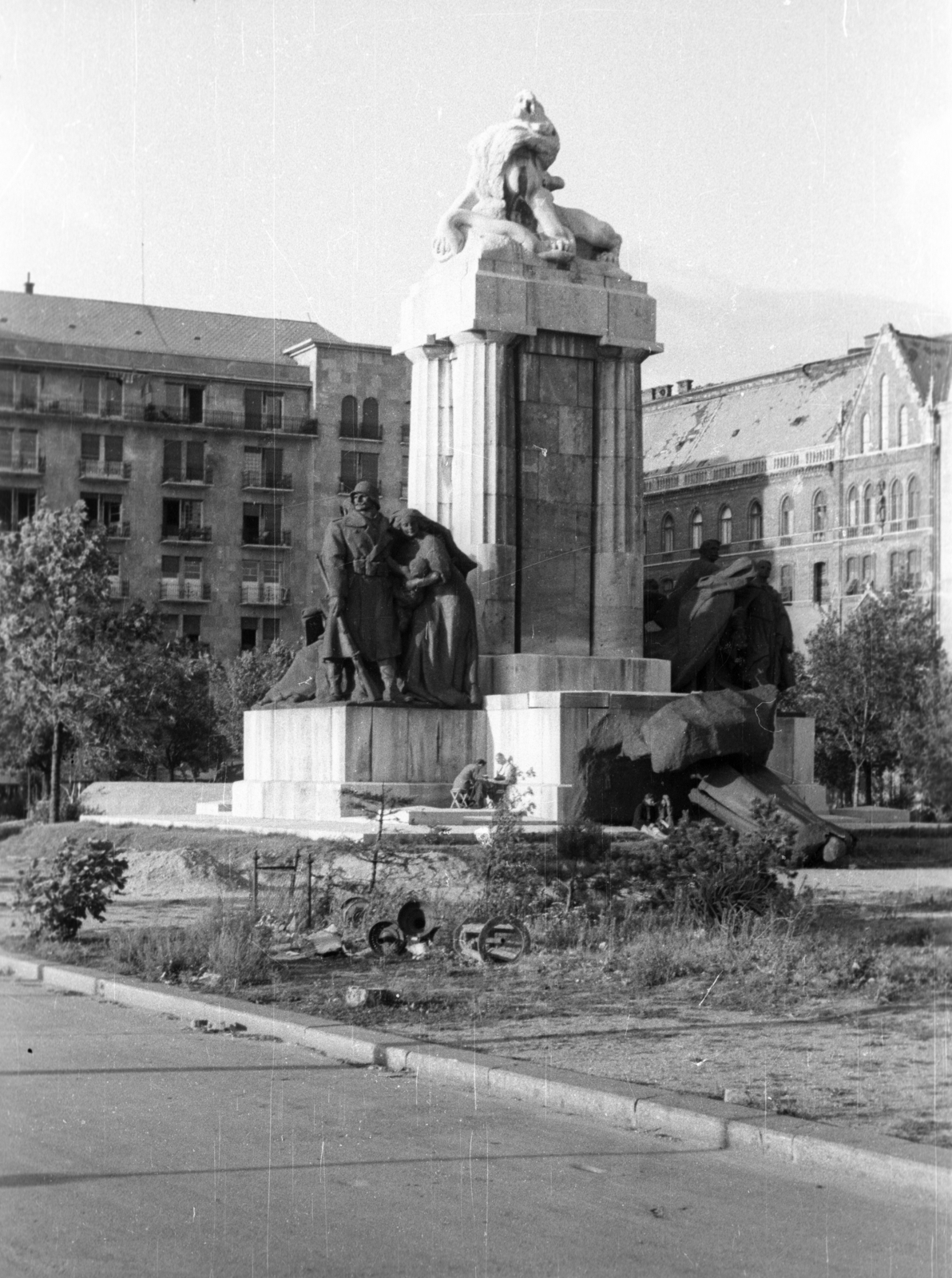 Hungary, Budapest V., Kossuth Lajos tér, gróf Tisza István megrongált szobra a Parlament északi oldala mellett., 1945, Fortepan, sculpture, Budapest, Fortepan #5811