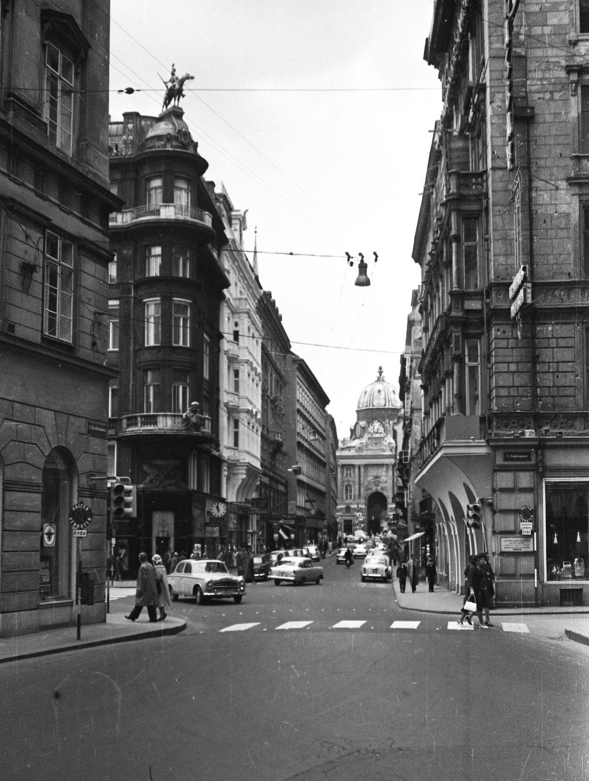 Austria, Vienna, szemben a Kohlmarkt, háttérben a Michaelerplatz a Hofburg homlokzatával., 1967, Jankovszky György, Fortepan #58133