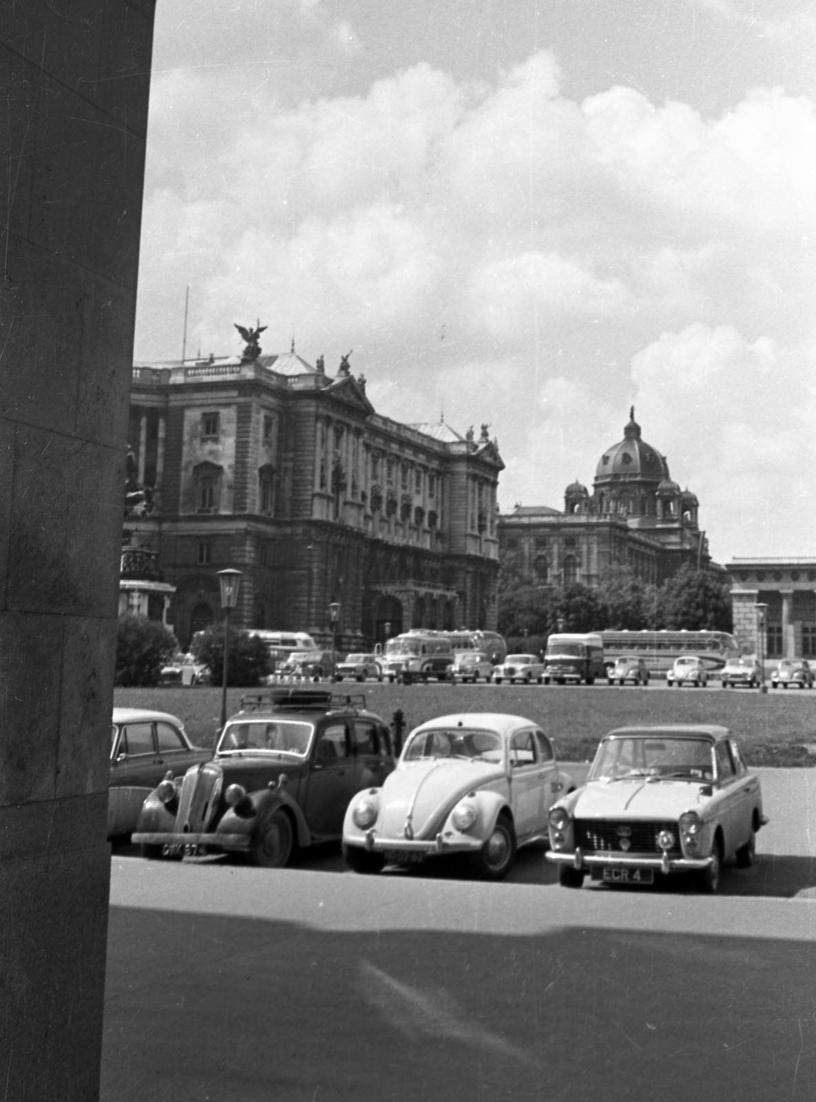 Ausztria, Bécs, Heldenplatz, balra a Neue Burg, háttérben a Kunsthistorisches Museum., 1967, Jankovszky György, Volkswagen Bogár, Fortepan #58134