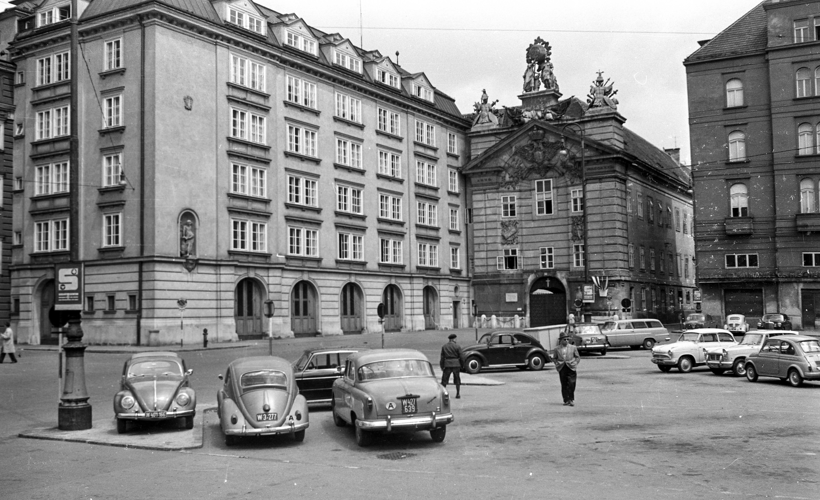 Austria, Vienna, Am Hof, középen a Bürgerliches Zeughaus (Polgári Fegyvertár) tőle jobbra a Färbergasse., 1967, Jankovszky György, Volkswagen Beetle, Fortepan #58139