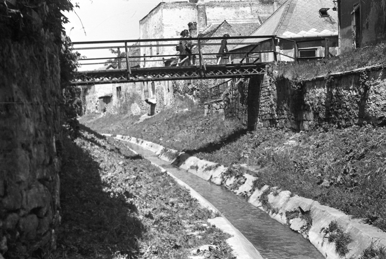 Magyarország, Sopron, Ikva patak, híd a Katolikus Konvent átjárónál., 1961, Jankovszky György, Fortepan #58148