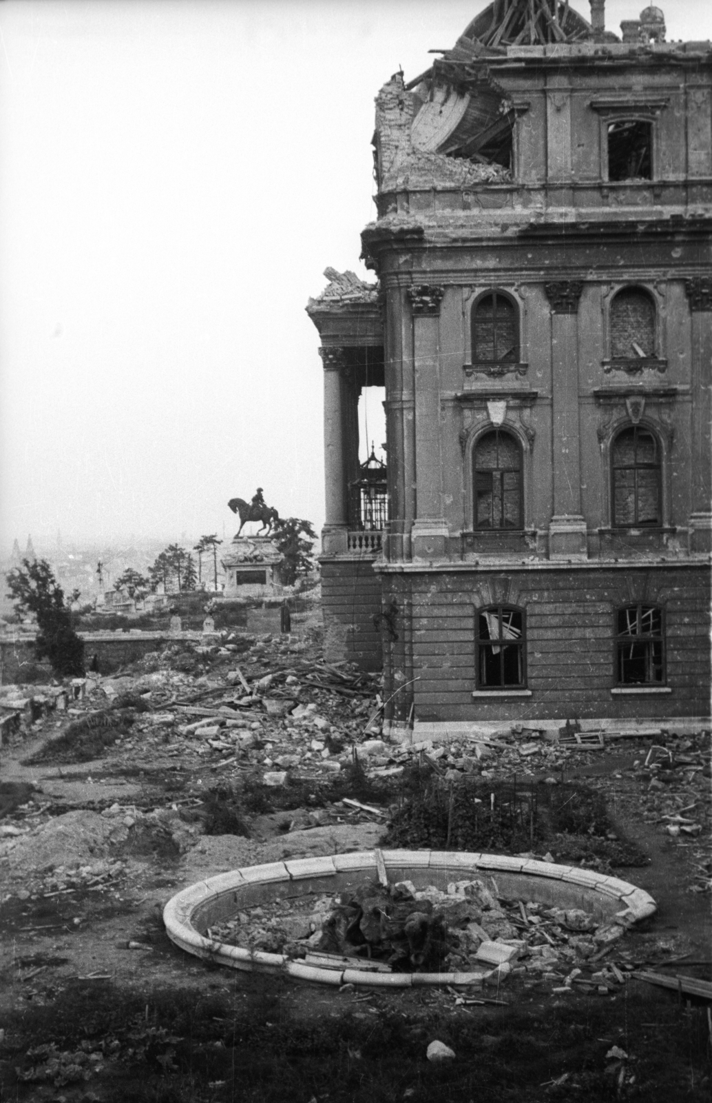 Hungary, Budapest I., Királyi Palota (később Budavári Palota), előtte Savoyai Jenő szobra., 1945, Fortepan, sculpture, ruins, damaged building, horse sculpture, Budapest, Prince Eugene of Savoy-portrayal, József Róna-design, Fortepan #5815