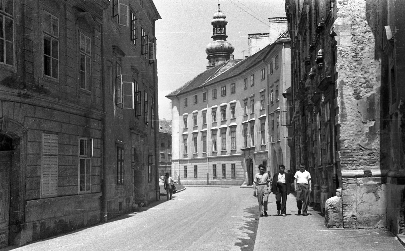 Hungary, Sopron, Szent György utca a Fő (Beloiannisz) tér felé nézve, háttérben a Tűztorony., 1961, Jankovszky György, Fortepan #58152