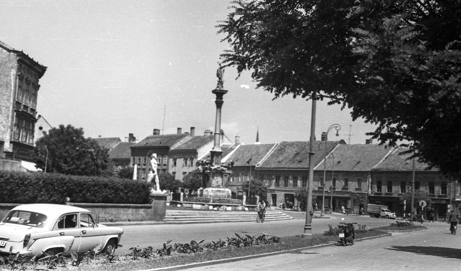 Magyarország, Sopron, Várkerület (Lenin körút), Mária-oszlop, balra a Munkás szobor., 1961, Jankovszky György, kerékpár, motorkerékpár, szobor, emlékmű, teherautó, Moszkvics-márka, lámpaoszlop, Fortepan #58156