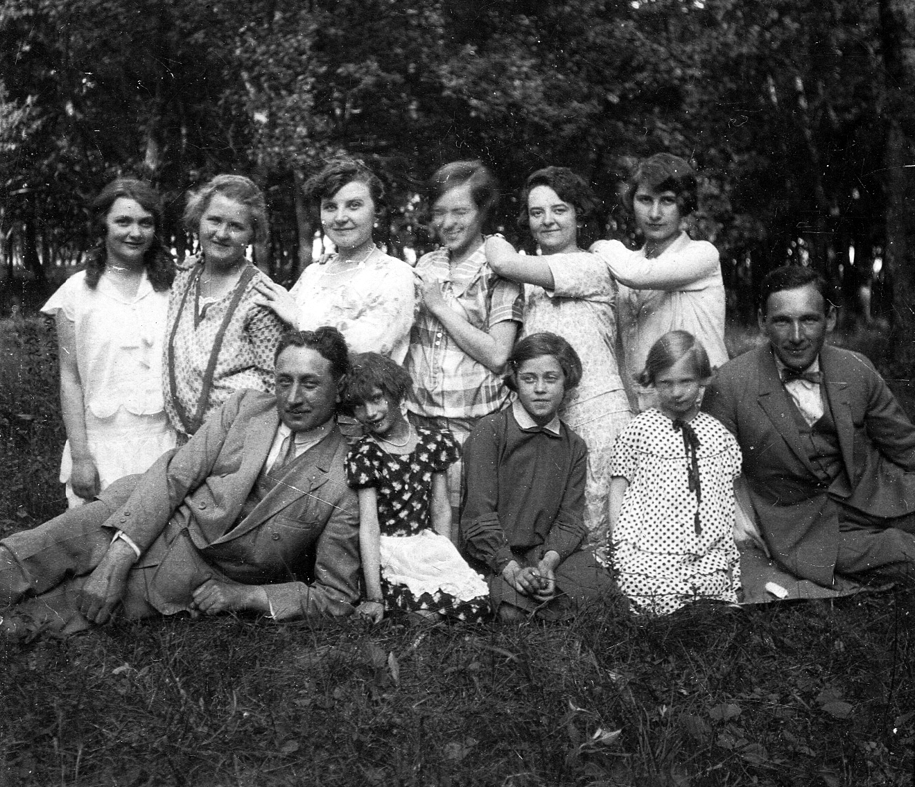 Hungary, Dusnok, majális., 1932, Berényi Márta, tie, tableau, women, men, apron, girl, suit, bow tie, Fortepan #58167