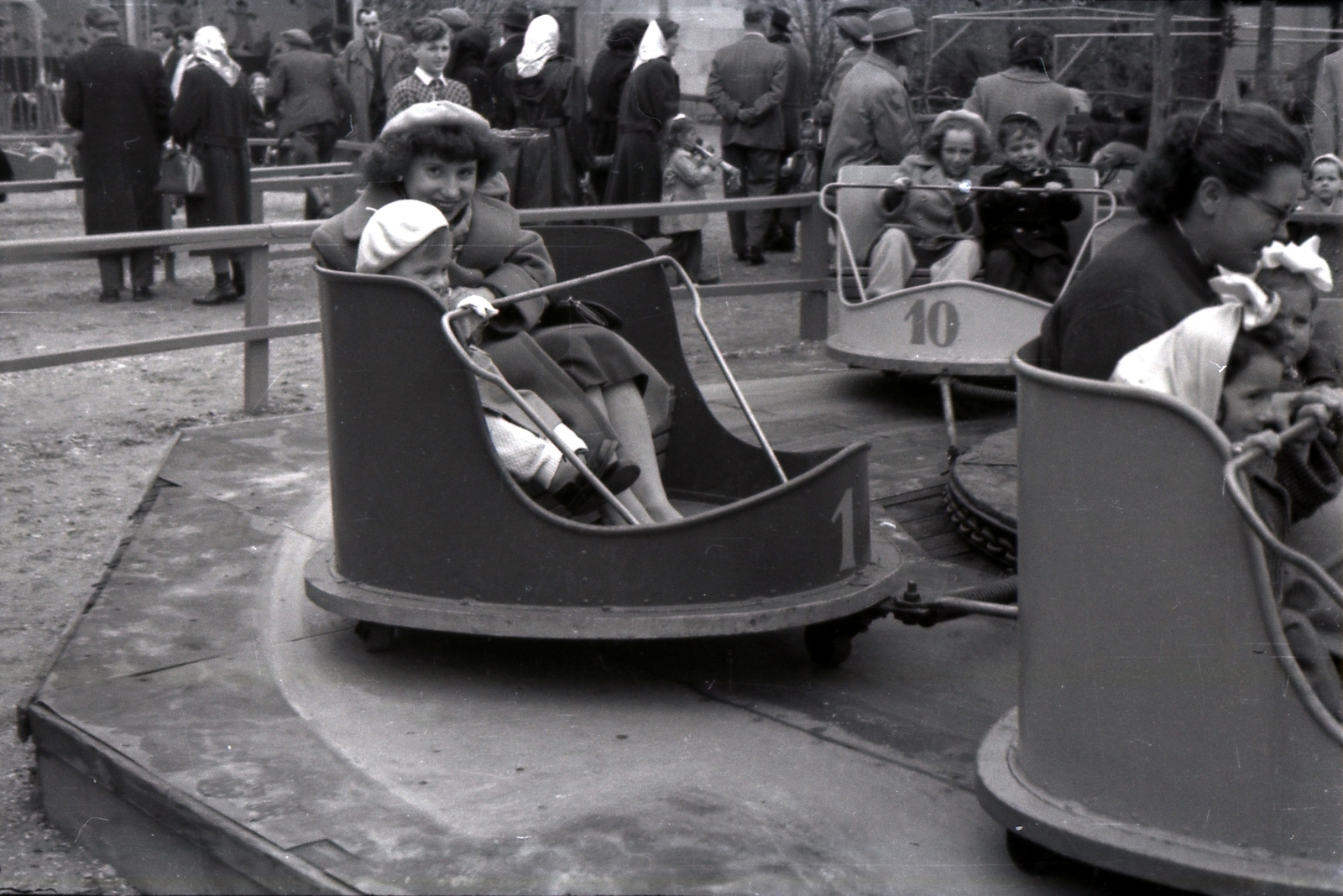 Hungary, Budapest XIV., Kis vidámpark, Kis Kanyargó., 1957, Egri Gábor, beret, amusement park, Budapest, Fortepan #58180