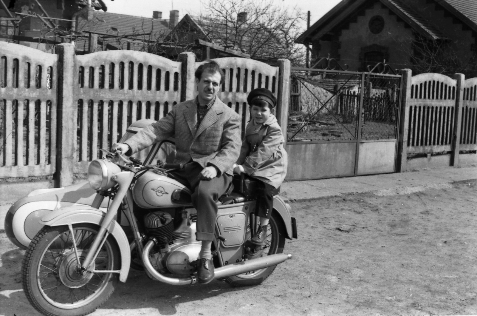 Hungary, IZS motorkerékpár Szentesi típusú oldalkocsival., 1957, Egri Gábor, Soviet brand, Izh-brand, motorcycle with sidecar, railway fence, Fortepan #58181