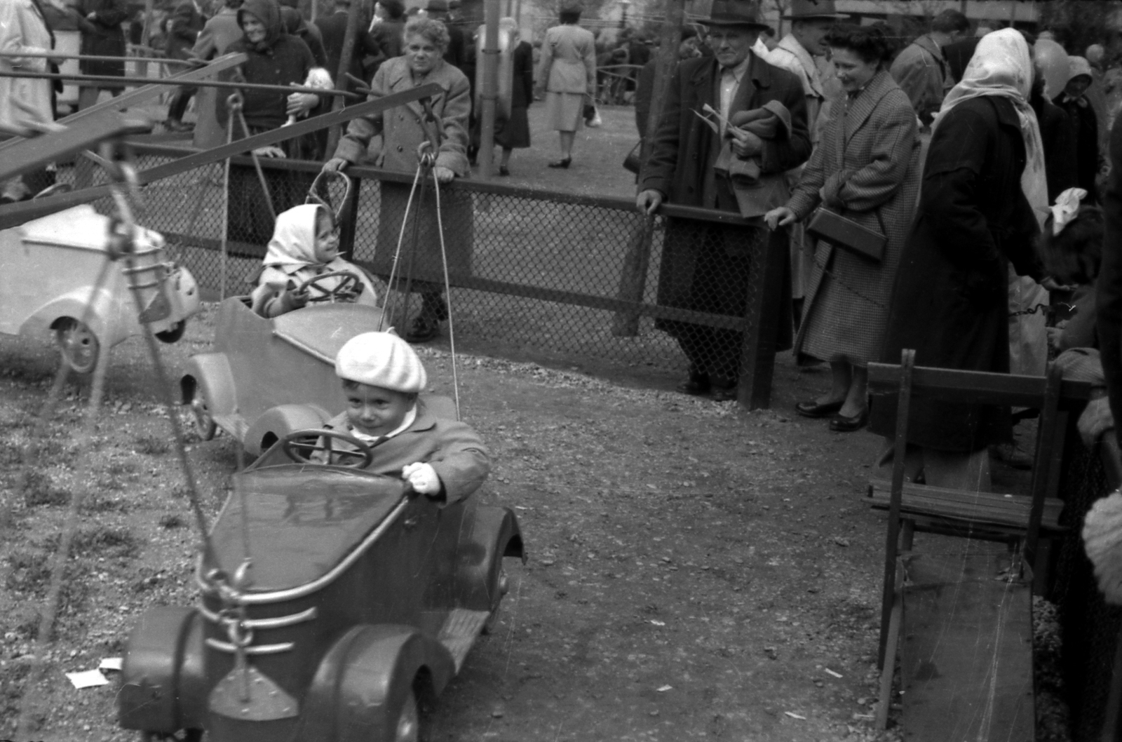 Magyarország, Városliget,Vidámpark, Budapest XIV., Kis vidámpark., 1957, Egri Gábor, körhinta, svájcisapka, Budapest, pedálos autó, Fortepan #58182
