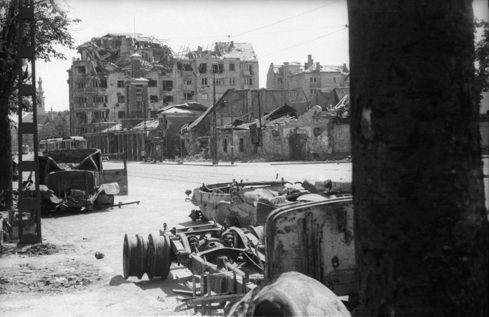 Hungary, Budapest I., Krisztina körút, Vásárcsarnok romjai (a magas épület a Feszty Árpád utca sarka)., 1945, Fortepan, Volkswagen-brand, tram, wreck, damaged building, Budapest, Volkswagen Schwimmwagen , Fortepan #5820