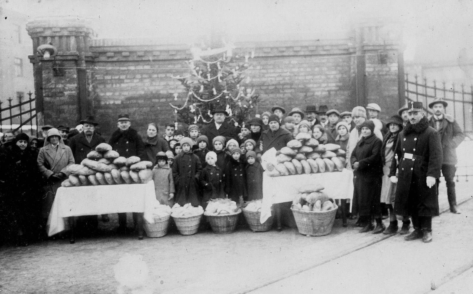 1920, Horváth Lajos, Christmas, christmas tree, tableau, cop, basket, loaf of bread, philantrophy, Fortepan #58212