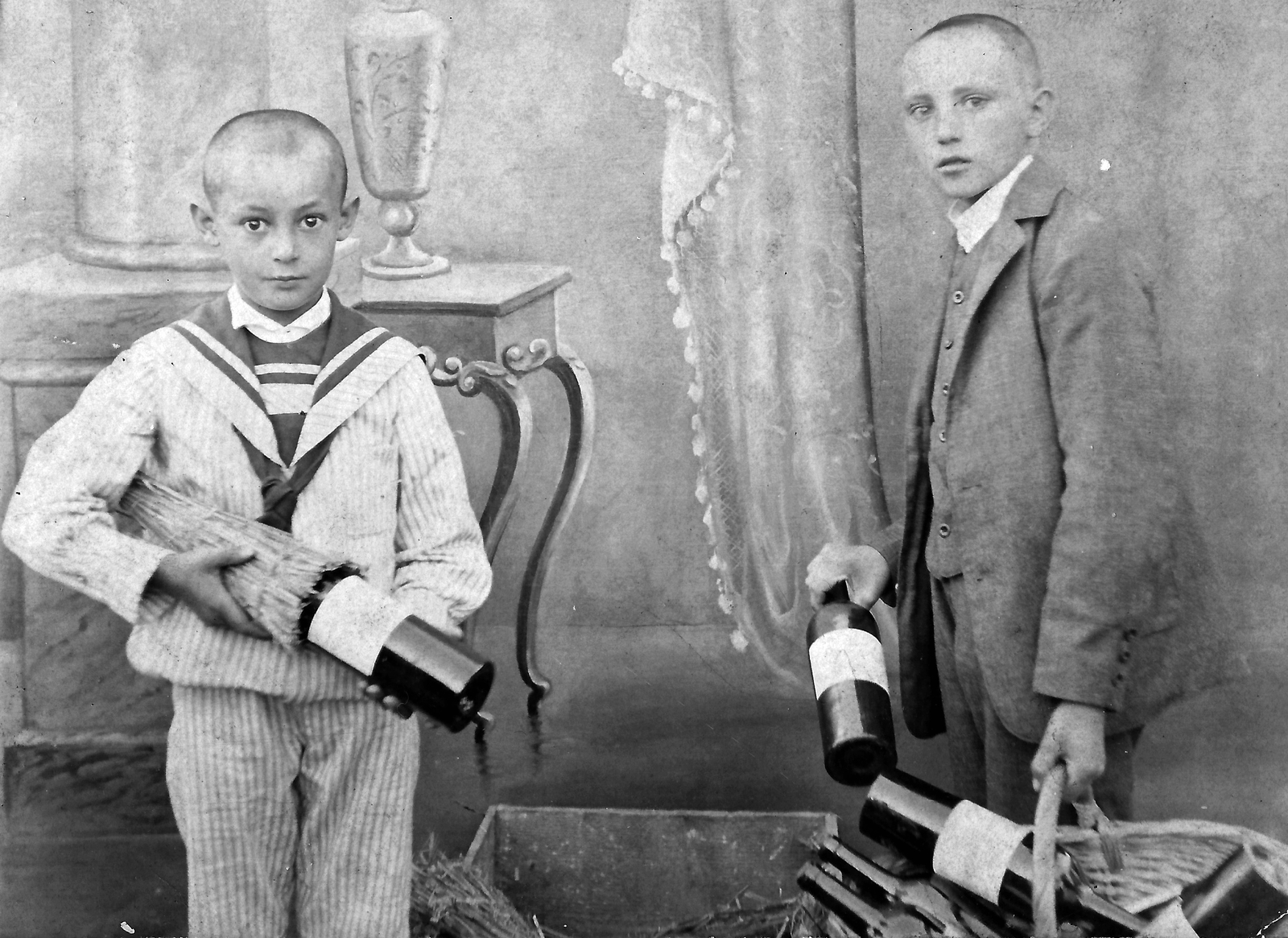1913, Horváth Lajos, kosár, matrózblúz, kettős portré, borosüveg, üveg, festett háttér, rövid hajú, Fortepan #58220