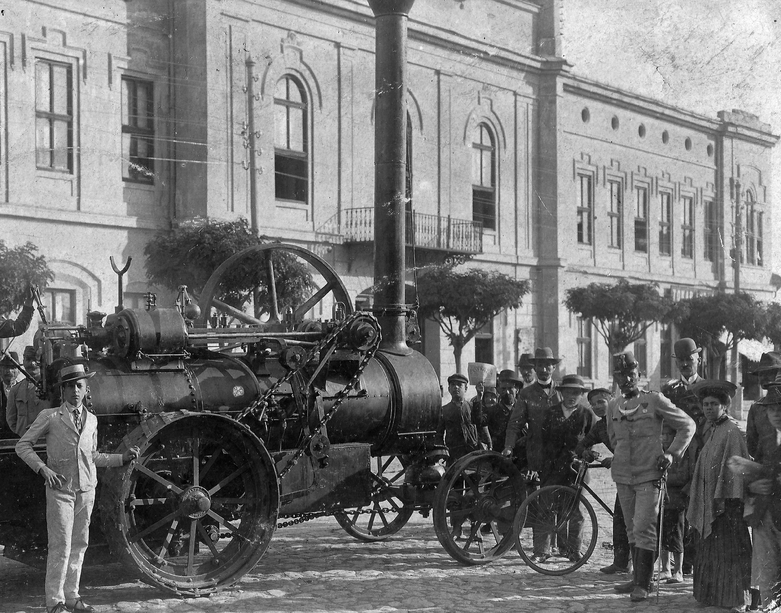 Magyarország, Makó, Széchenyi tér 6., Régi Városháza. Előtérben egy Hofherr-Schrantz-Clayton-Shuttleworth tüzesgép., 1910, Horváth Lajos, kerékpár, kalap, csoportkép, romantika, gőzgép, katona, kitüntetés, lánc, lokomobil, Fortepan #58225