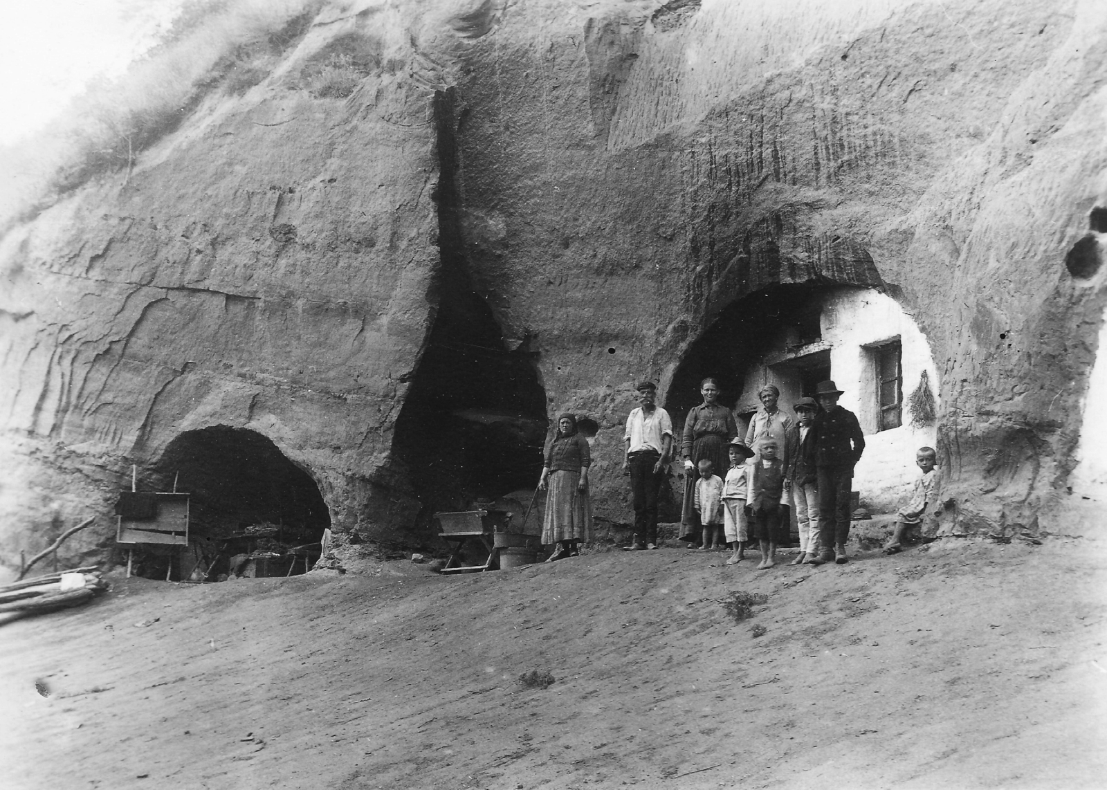Romania,Transylvania, Ocna Sibiului, barlanglakások., 1932, Horváth Lajos, family, tableau, tub, cave-dwelling, Fortepan #58227
