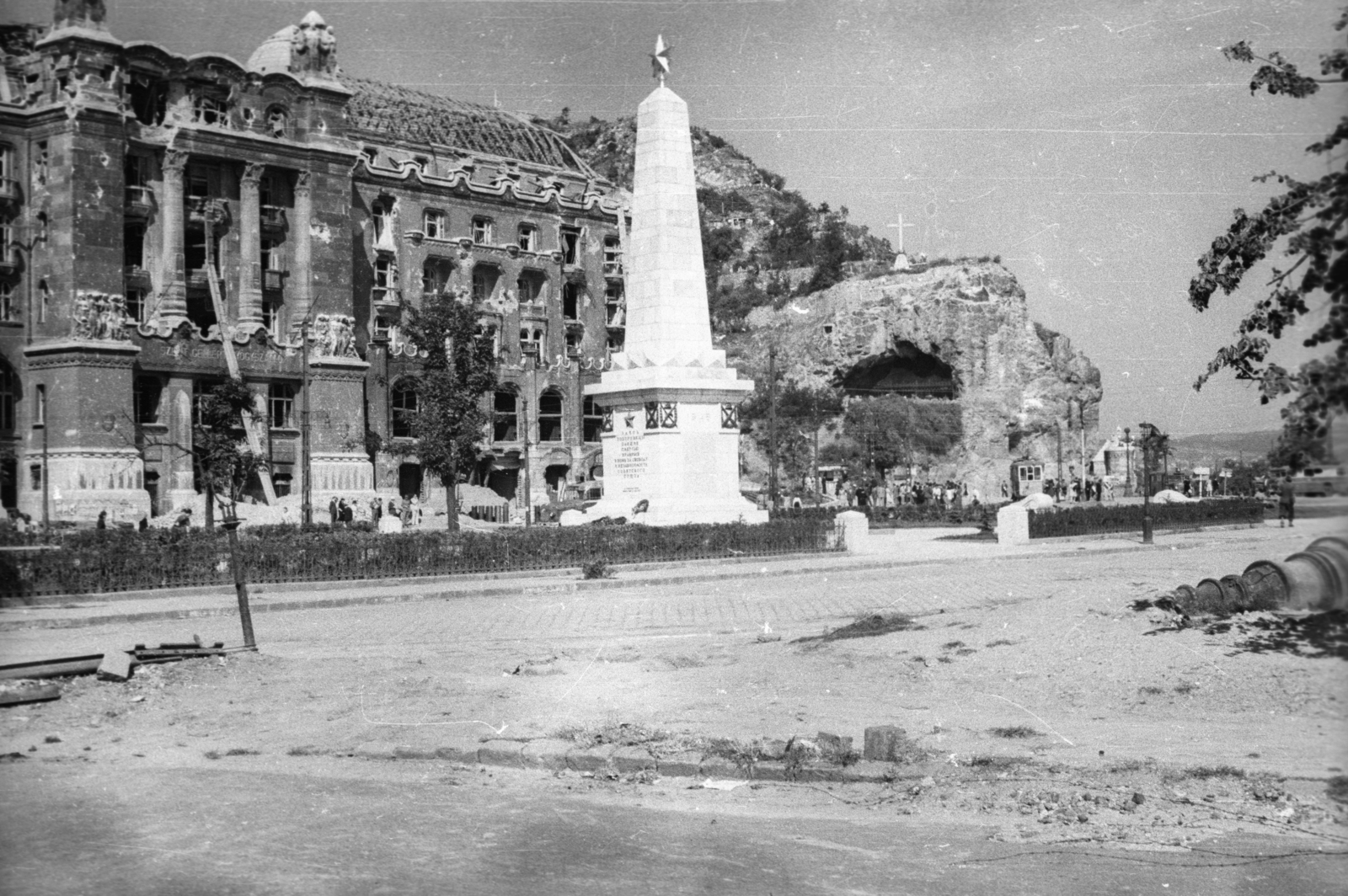 Hungary, Budapest XI., Szent Gellért tér, szovjet emlékmű. Balra a Gellért Szálló, jobbra a Sziklatemplom., 1945, Fortepan, war damage, monument, hotel, ruins, damaged building, crucifix, cave, Soviet memorial, Budapest, Fortepan #5823
