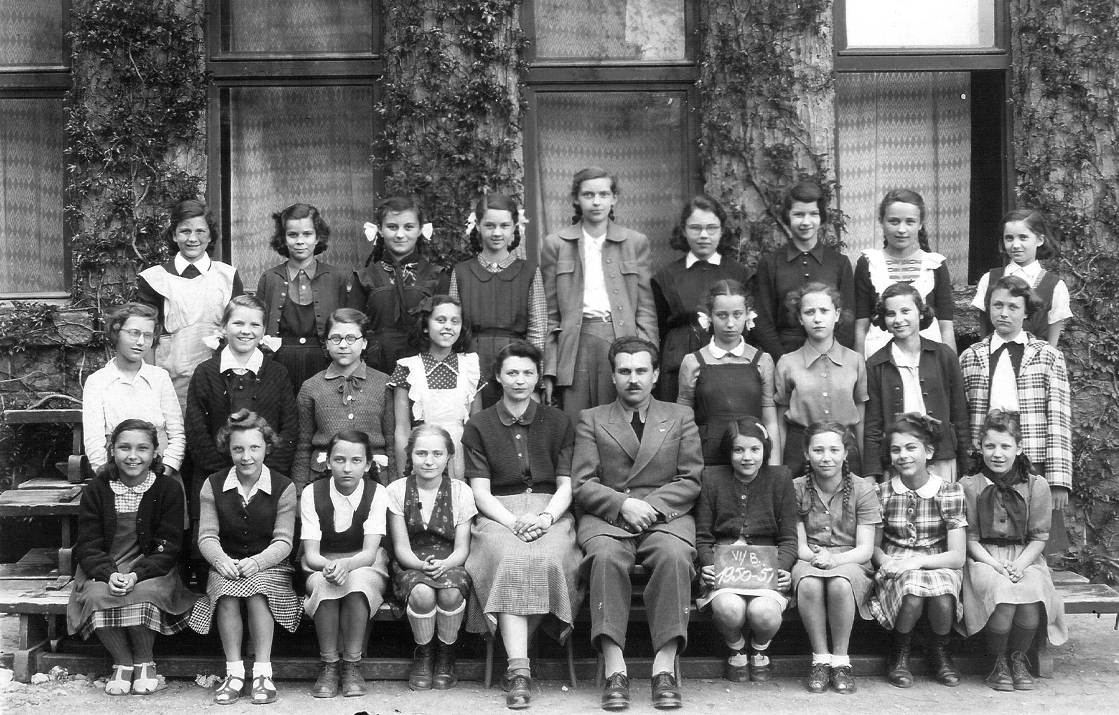 Hungary, Budapest II., Lorántffy Zsuzsanna utca 3., csoportkép az 1950-51 -es tanév általános iskolai VI./B osztályáról (később Baár-Madas Református Gimnázium, Általános Iskola és Diákotthon)., 1951, Juhász Bence, tableau, Budapest, class photo, girls' class, Fortepan #58236