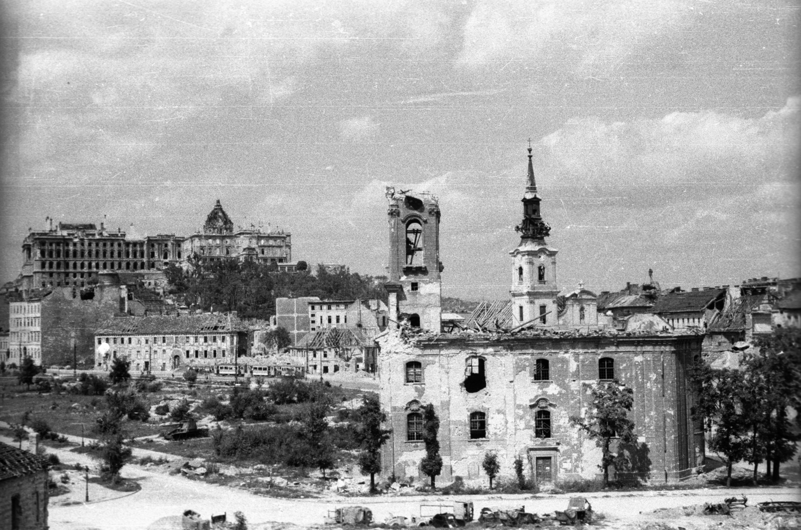 Hungary, Tabán, Budapest I., előtérben a budai szerb templom, háttérben az Alexandriai Szent Katalin-templom., 1945, Fortepan, church, tram, wreck, picture, ruins, damaged building, Budapest, Fortepan #5824