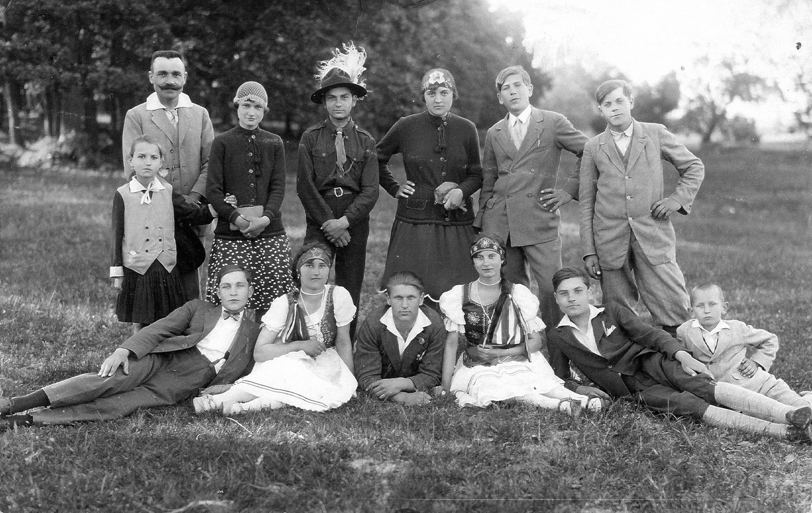 Magyarország, Nagybajom, színjátszók csoportképe., 1932, Juhász Bence, csoportkép, cserkész, díszmagyar, színjátszókör, könyökölni, Fortepan #58248