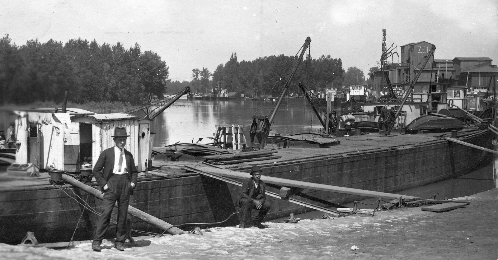 Serbia, Pančevo, kikötő a Duna bal partján., 1933, Jurányi Attila, men, crane, barge, port, shore, Fortepan #58255