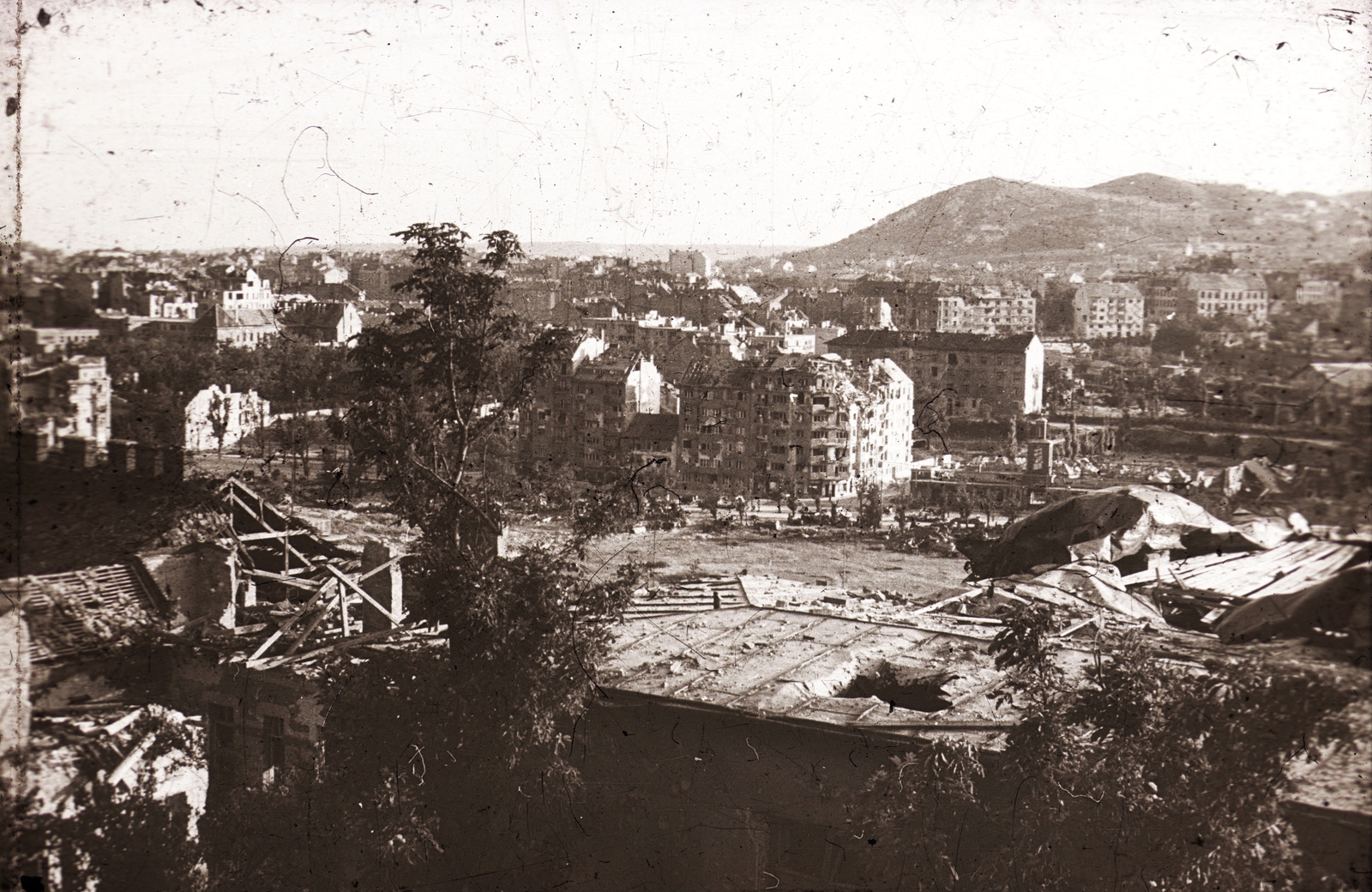 Magyarország, Budapest I., Vérmező, Krisztina körút - Feszty Árpád utca torkolata az Attila (IV. Béla) út felől nézve., 1945, Fortepan, látkép, rom, épületkár, Budapest, Fortepan #5826