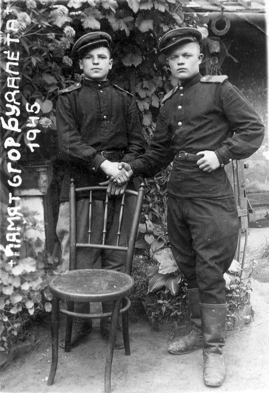 Hungary, Budapest, 1945, Fortepan, handshake, Soviet soldier, staged, chair, Fortepan #58302