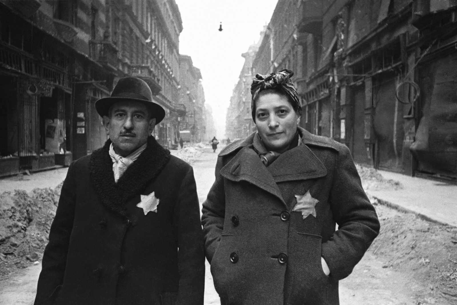 Hungary, Budapest IX., Ráday utca, a felvétel a Török utca - Erkel utca közötti szakaszon készült., 1945, Fortepan, Jevgenyij Haldej, holocaust, judaism, Budapest, yellow star, gentleman, lady, coat, snow, hat, hands in pockets, headscarf, Fortepan #58305