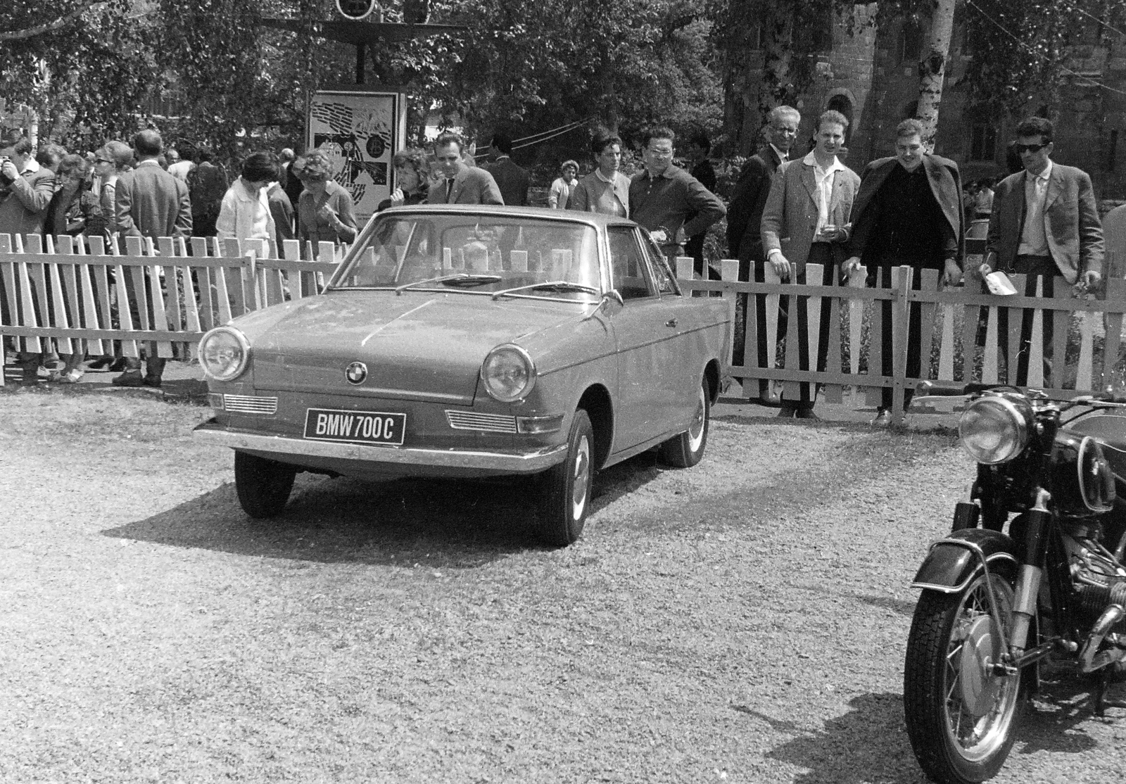 Magyarország, Városliget,Budapesti Nemzetközi Vásár, Budapest XIV., BMW 700 C típusú személygépkocsi., 1965, Nagy Zoltán, német gyártmány, motorkerékpár, BMW-márka, nemzetközi vásár, BMW 700, Budapest, Fortepan #58318