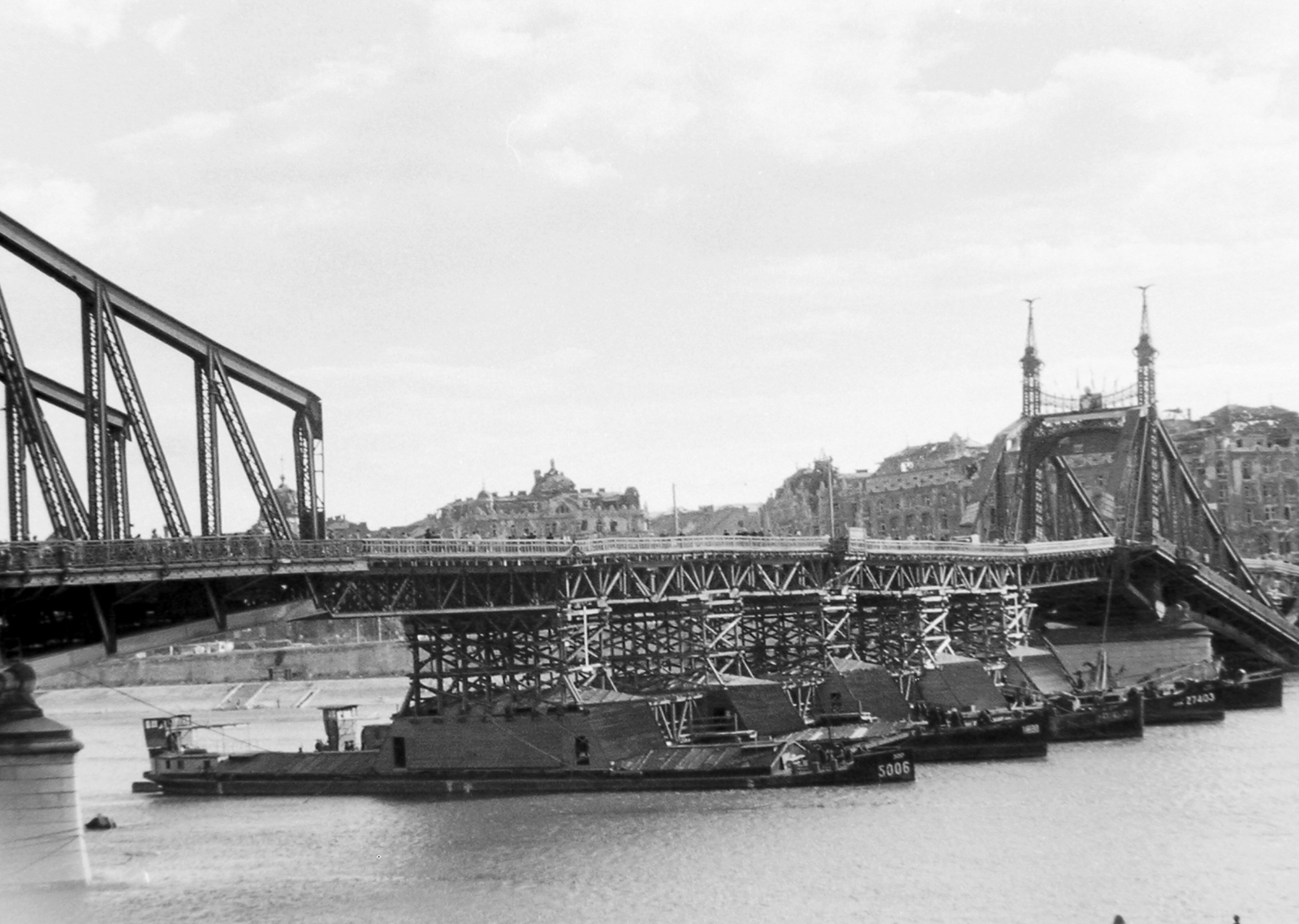 Hungary, Budapest, Szabadság híd, a pontonhíddal kiegészített hídroncs., 1945, Fortepan, bridge, wrecked bridge, Danube, pontoon bridge, Duna-bridge, János Feketeházy-design, Fortepan #5832